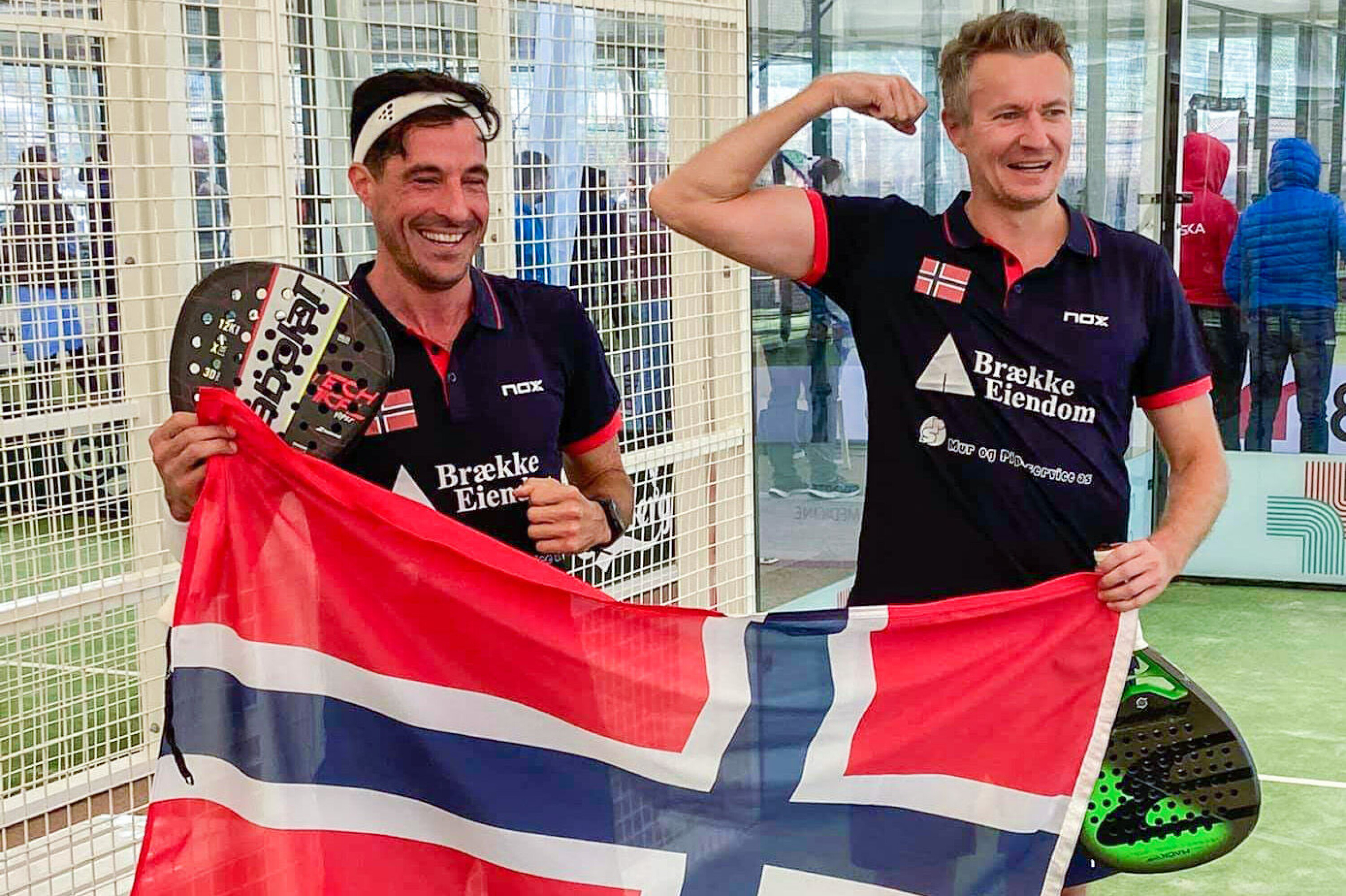 GULLVINNERE: Drammen Padels Daniel Picard (t.h.) og Hector Palacios vant «open pairs» i veteranklassen lørdag formiddag i Portugal.