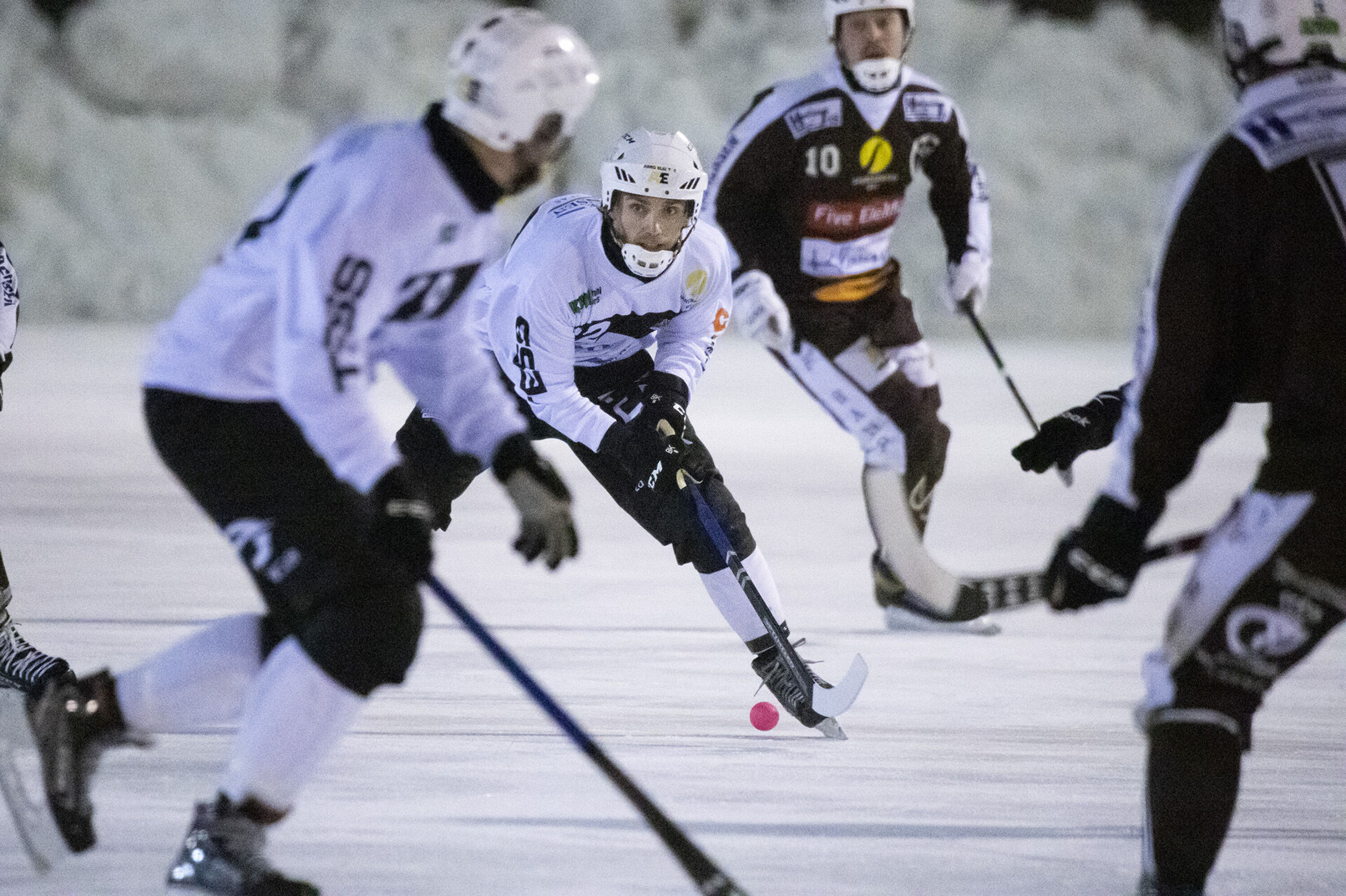 FULL KONTROLL: Eirik Bø Johnsen (i midten) var sentral og scoret to mål i en solid kamp av SSK.