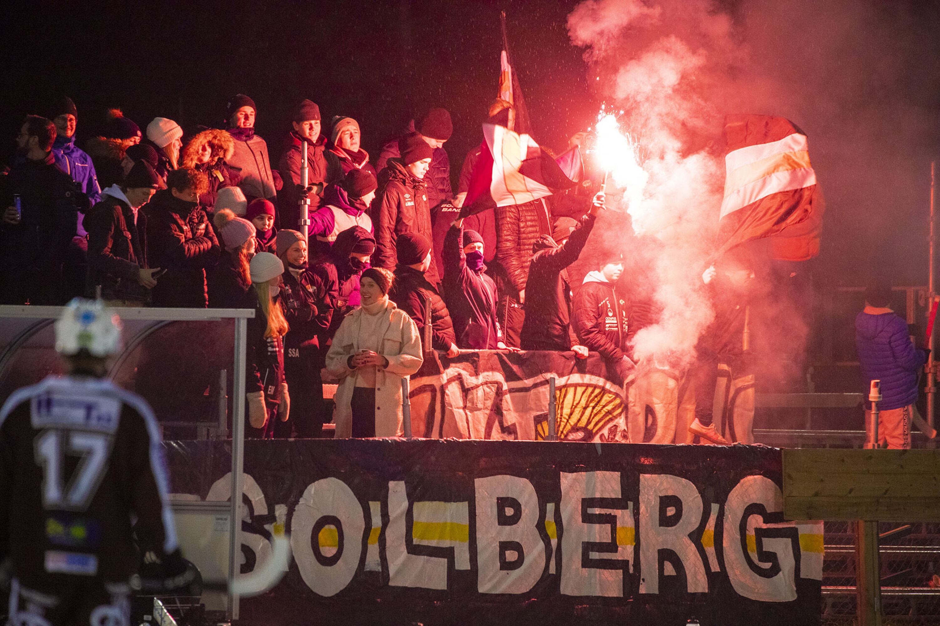 HOLDT VARMEN: «Solberg Ultras» sørget for flammehav på tribunen.