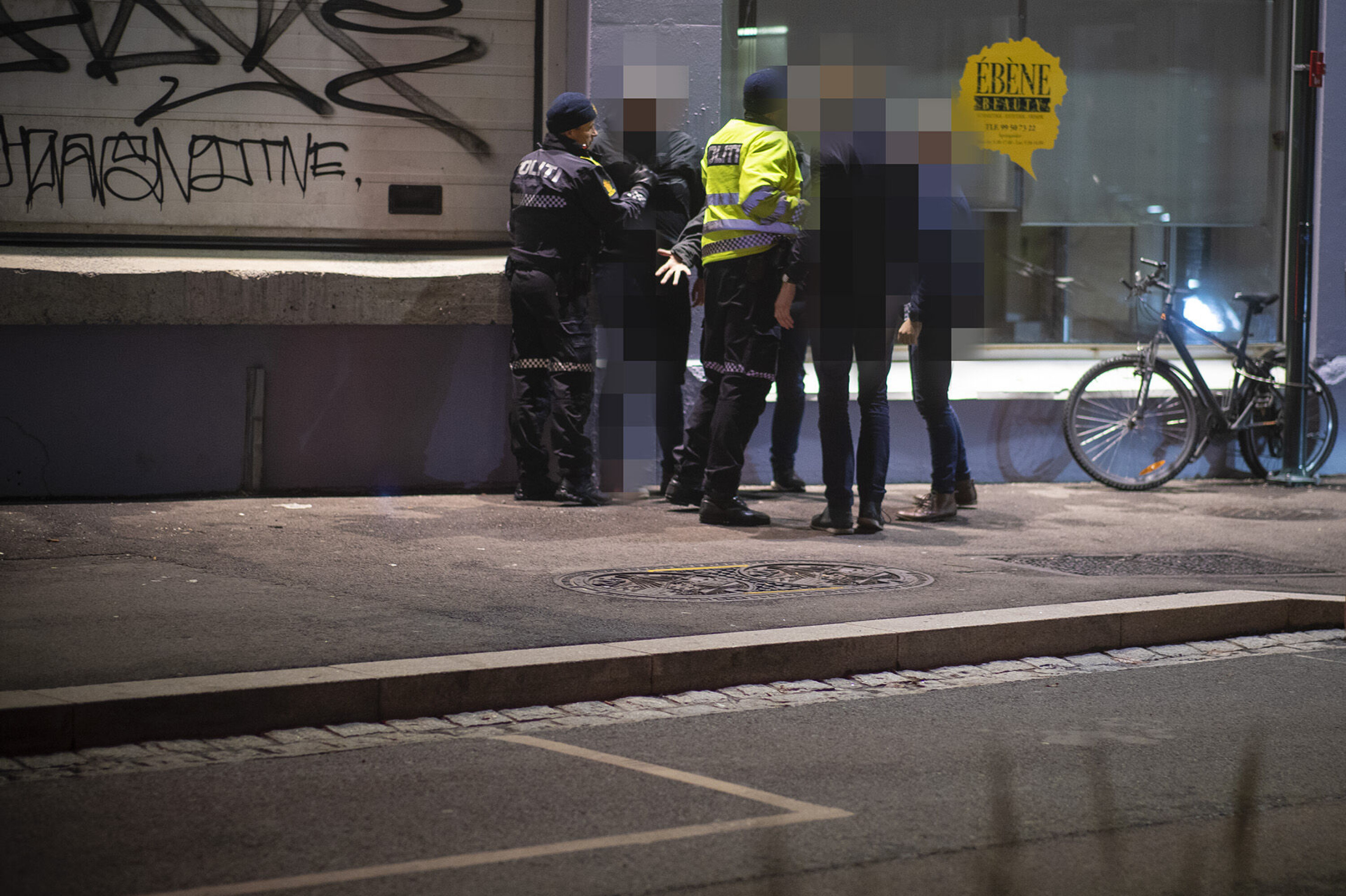 HÅNDGEMENG: Noen av de som var involvert, og noen av de som gikk imellom.