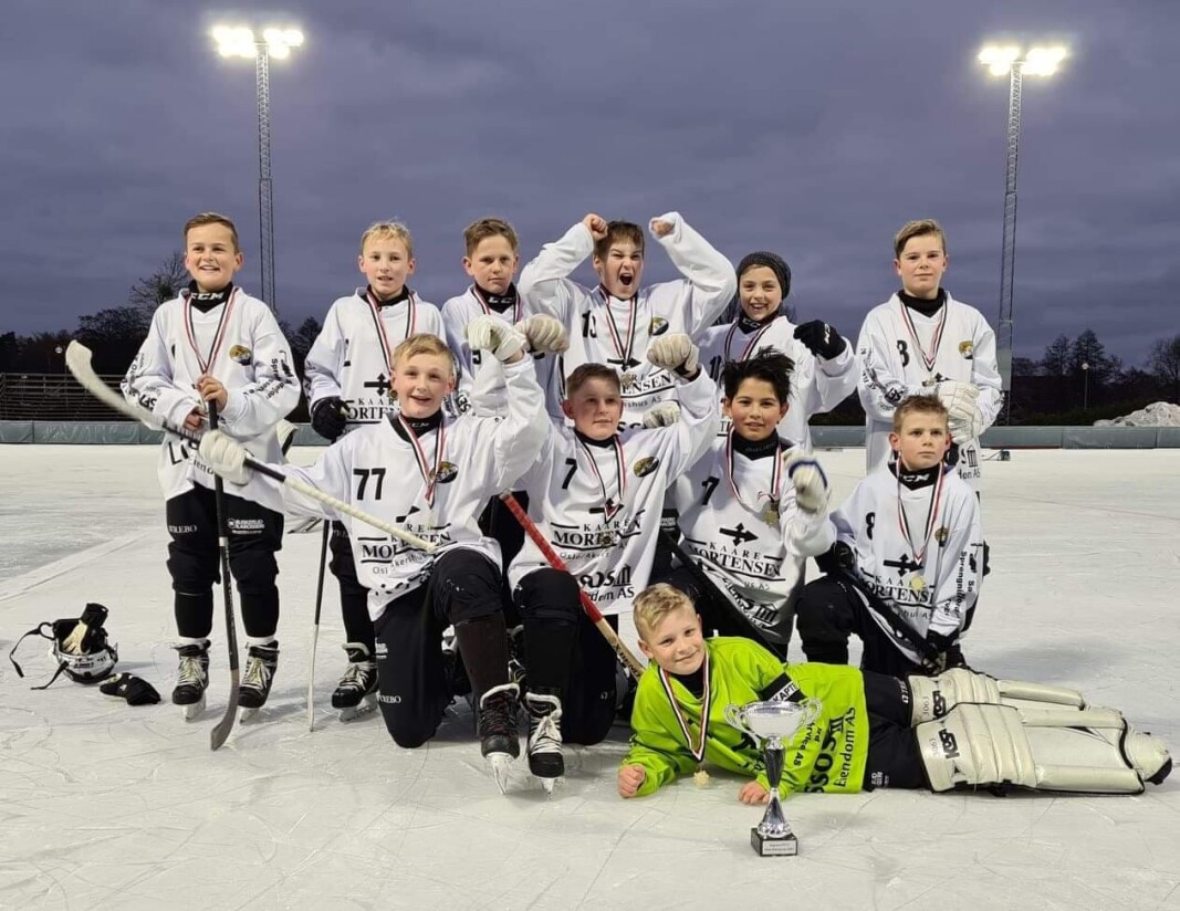 GULLGUTTER: Solbergs bandygutter etter 6-5 over svenske Köpings IS i Aros Cup. Om noen år kanskje A-lags og landslagspillere? På bildet: Andreas Gundhus Larsen (2), Johnatan Berg (6), Marius Solberg (7), Iver Husmo (8), Jonas Møller Mathisen (9), Åsmund Folkedal (10), Marcus Rea (13), Didrik Gjertsen (17), Jonathan Wiulsrud (18), Sondre Solberg (19) og Mathias Fjeld (77). GULLGUTTER: Solbergs bandygutter etter 6-5 over svenske Köpings IS i Aros Cup. Om noen år kanskje A-lags og landslagspillere? På bildet: Andreas Gundhus Larsen (2), Johnatan Berg (6), Marius Solberg (7), Iver Husmo (8), Jonas Møller Mathisen (9), Åsmund Folkedal (10), Marcus Rea (13), Didrik Gjertsen (17), Jonathan Wiulsrud (18), Sondre Solberg (19) og Mathias Fjeld (77).