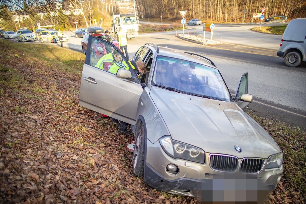 <span class=" italic" data-lab-italic_desktop="italic"><span class=" font-weight-bold" data-lab-font_weight_desktop="font-weight-bold">I GRØFTA: </span>Et skilt skal ifølge politiet ha blitt kjørt ned.</span> <span class=" italic" data-lab-italic_desktop="italic"><span class=" font-weight-bold" data-lab-font_weight_desktop="font-weight-bold">I GRØFTA: </span>Et skilt skal ifølge politiet ha blitt kjørt ned.</span>