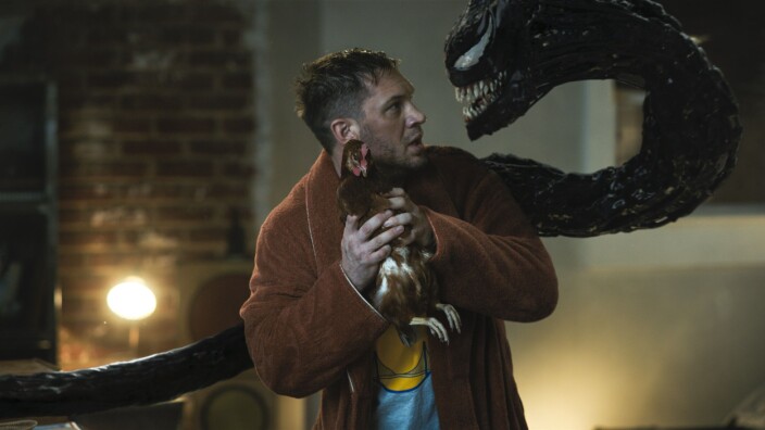 <span class=" italic" data-lab-italic_desktop="italic"><span class=" font-weight-bold" data-lab-font_weight_desktop="font-weight-bold">KYLLINGHJERNER:</span> En misfornøyd Venom tar en tur på utsiden av Eddie Brocks kropp.</span> <span class=" italic" data-lab-italic_desktop="italic"><span class=" font-weight-bold" data-lab-font_weight_desktop="font-weight-bold">KYLLINGHJERNER:</span> En misfornøyd Venom tar en tur på utsiden av Eddie Brocks kropp.</span>