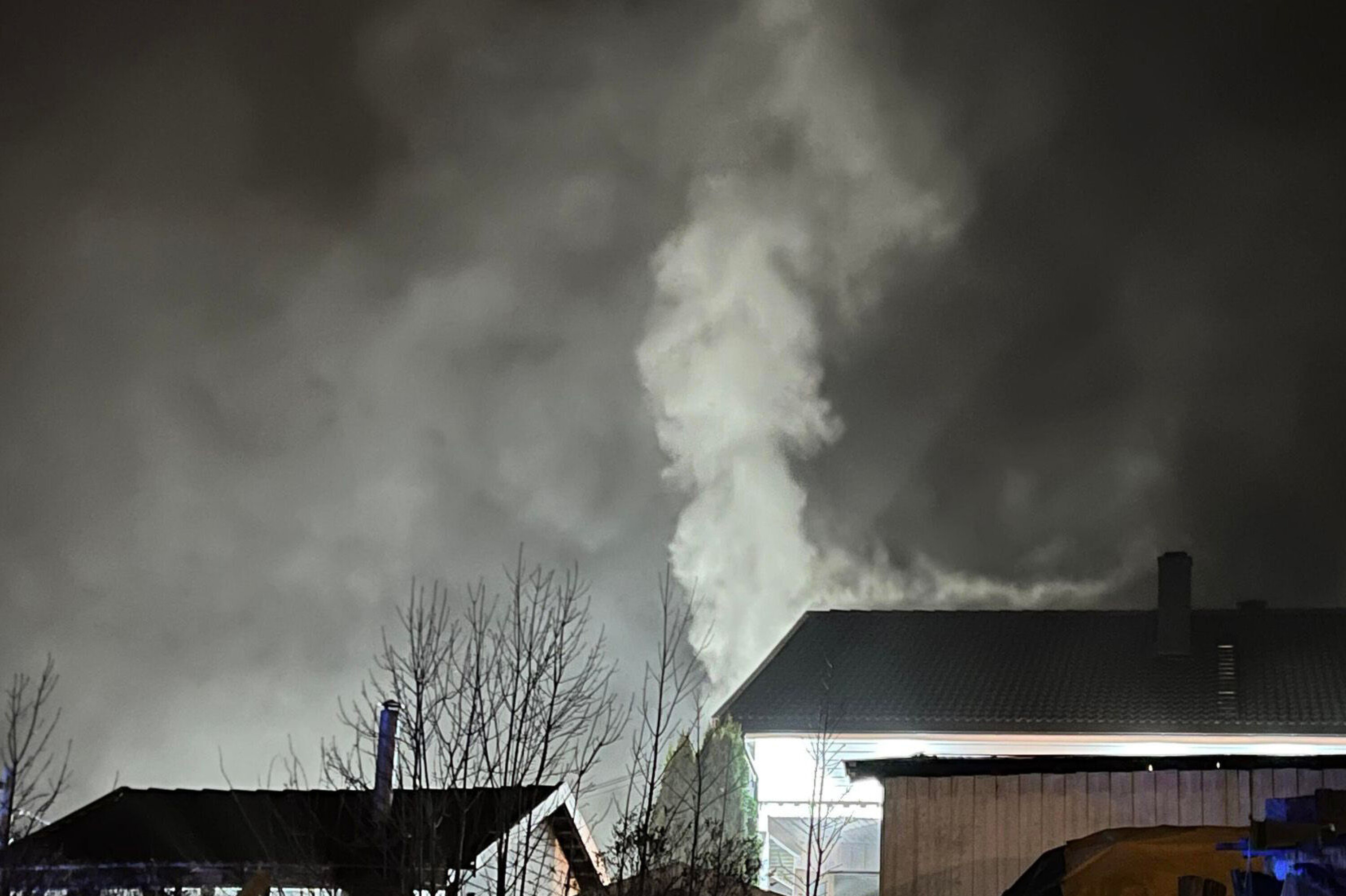 KRAFTIG RØYK: Det var kraftig røykutvikling fra boligen, men skal ikke ha vært åpne flammer utvendig.