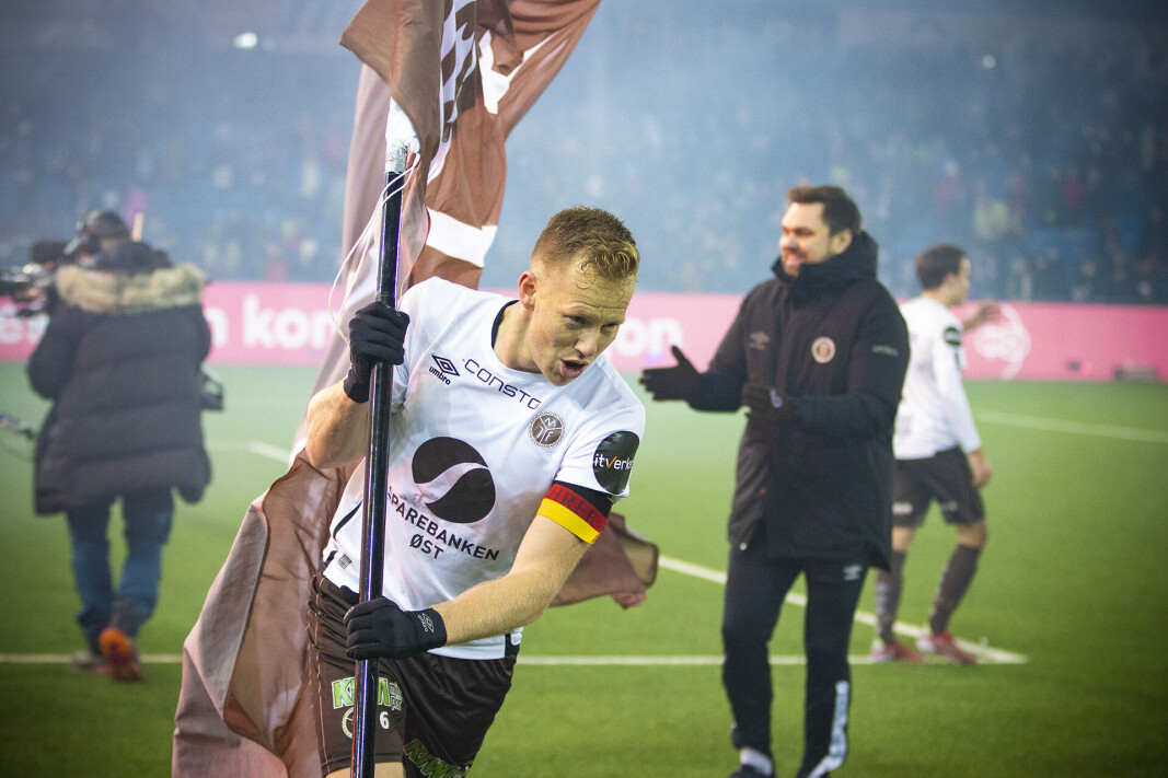 <span class=" italic" data-lab-italic_desktop="italic">Mjøndalens Joachim Olsen Solberg feiret med supporterflagget etter seieren.</span> <span class=" italic" data-lab-italic_desktop="italic">Mjøndalens Joachim Olsen Solberg feiret med supporterflagget etter seieren.</span>