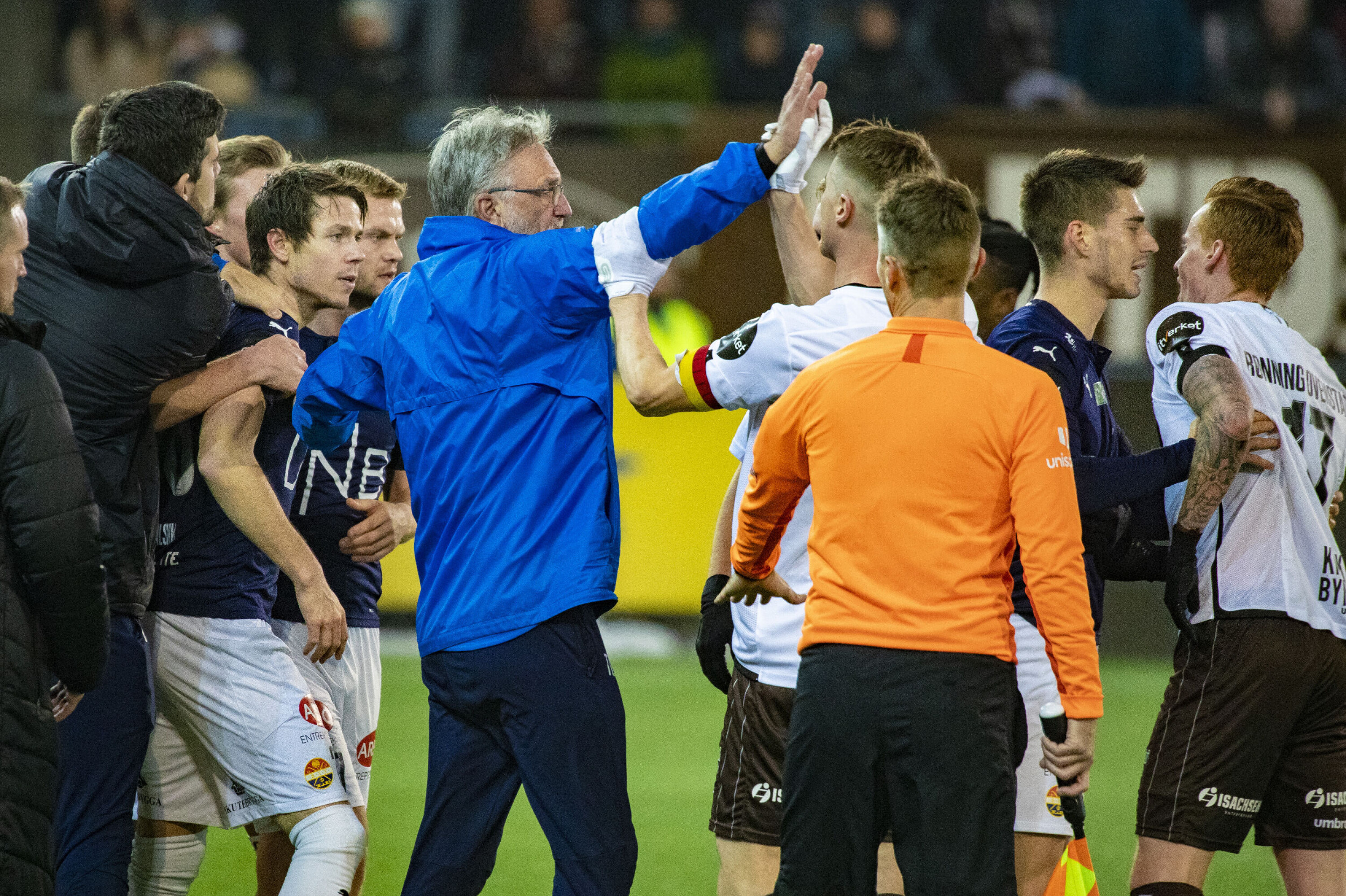 FULL FYR I TELTET: Her stormet Strømsgodsets oppmann Terje Lysthaug (66) ut på banen for å bryte opp basketaket mellom blant annet Lars Vilsvik, Christian Gauseth og Martin Rønning Ovenstad.