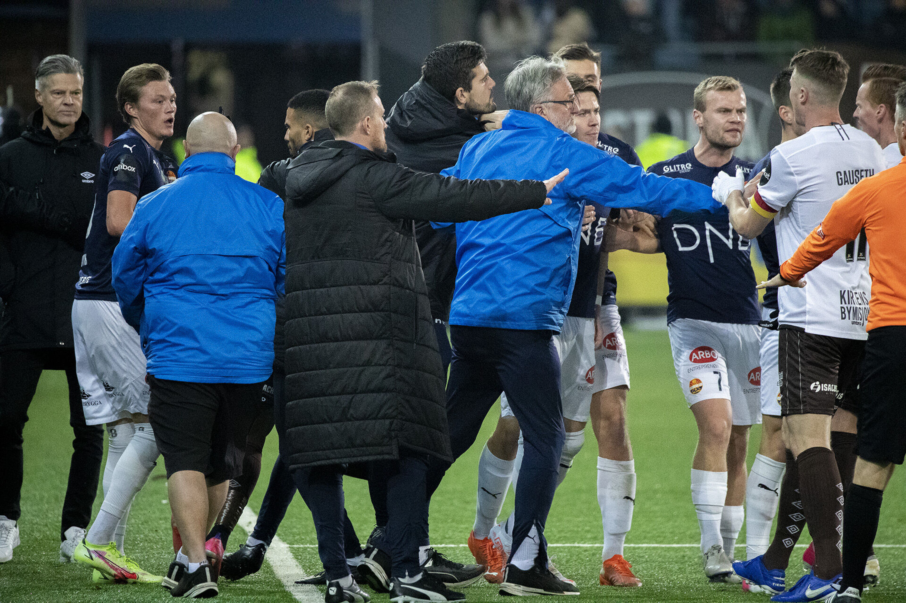 Her smalt det under Ælv Classico: Hakket før masseslagsmål!