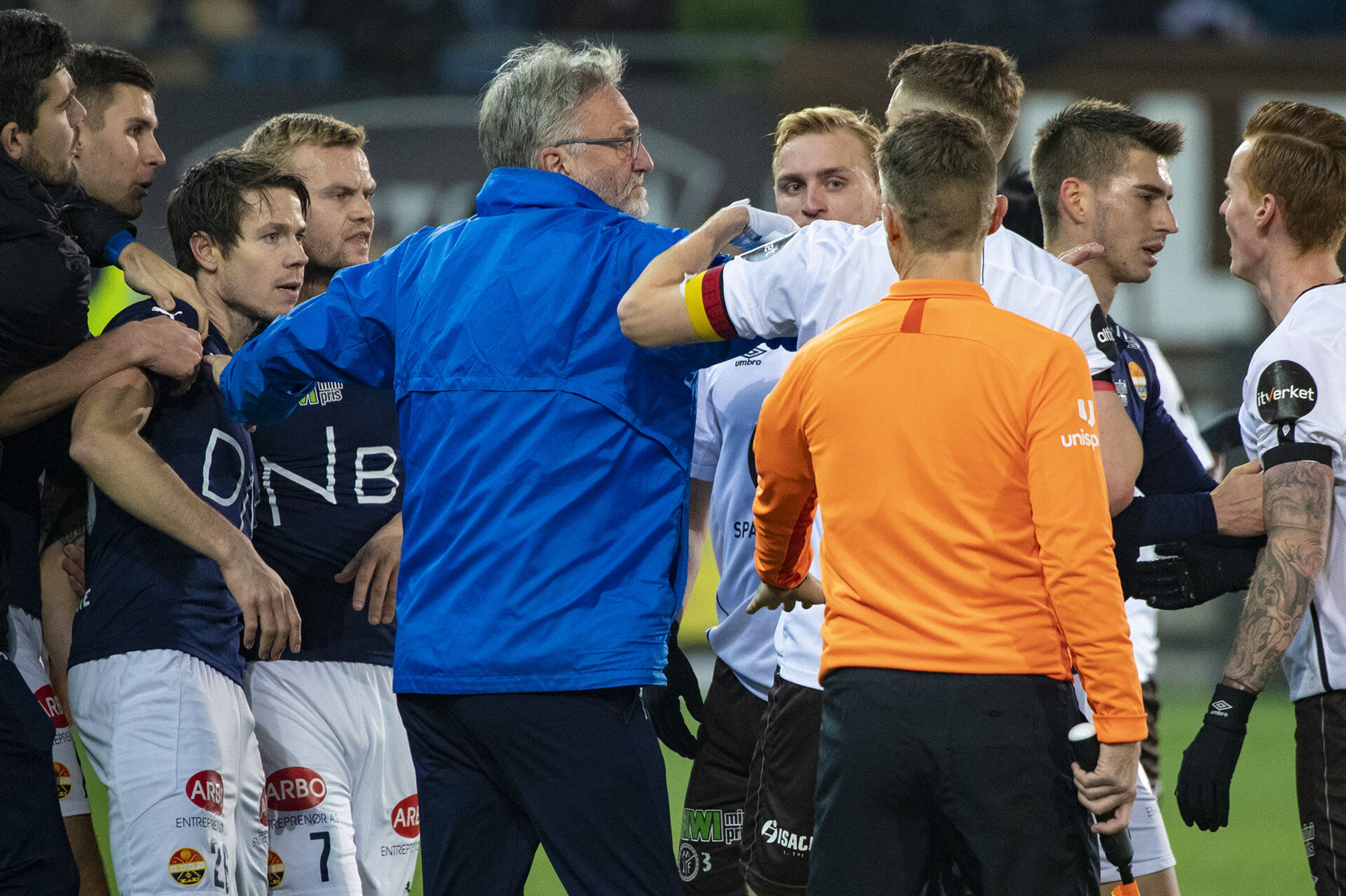 Her smalt det under Ælv Classico: Hakket før masseslagsmål!