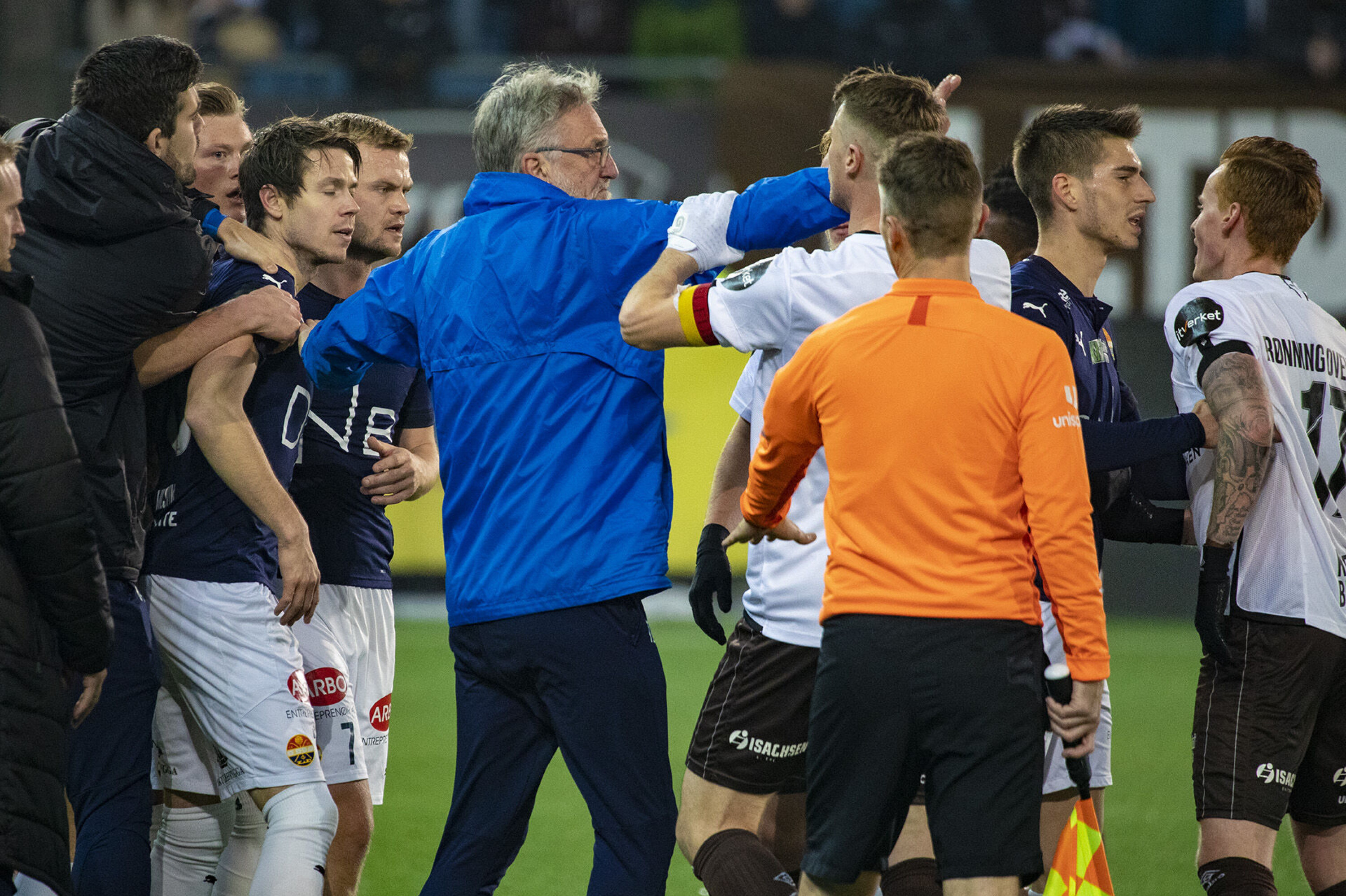 Her smalt det under Ælv Classico: Hakket før masseslagsmål!
