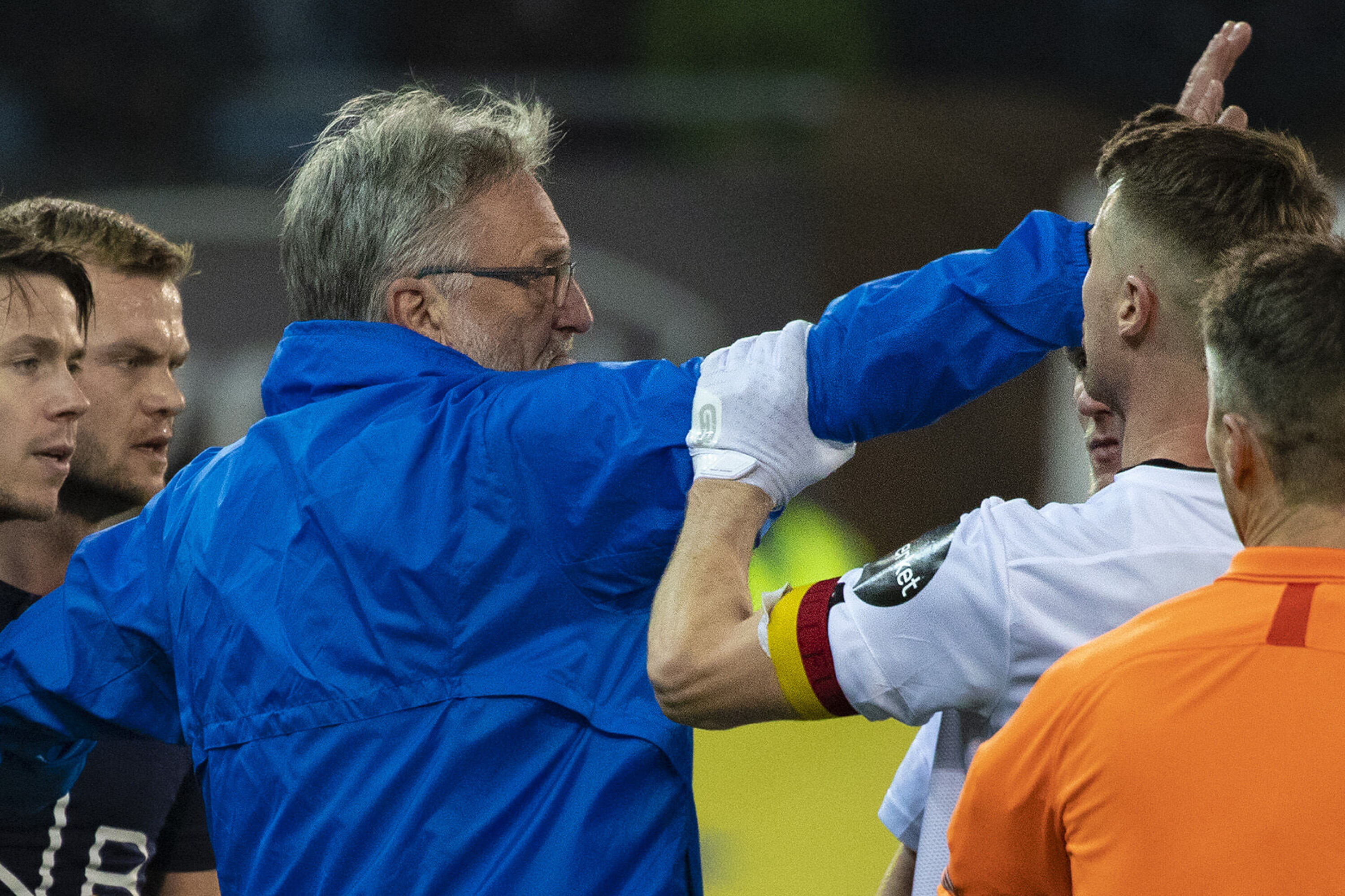 Her smalt det under Ælv Classico: Hakket før masseslagsmål!