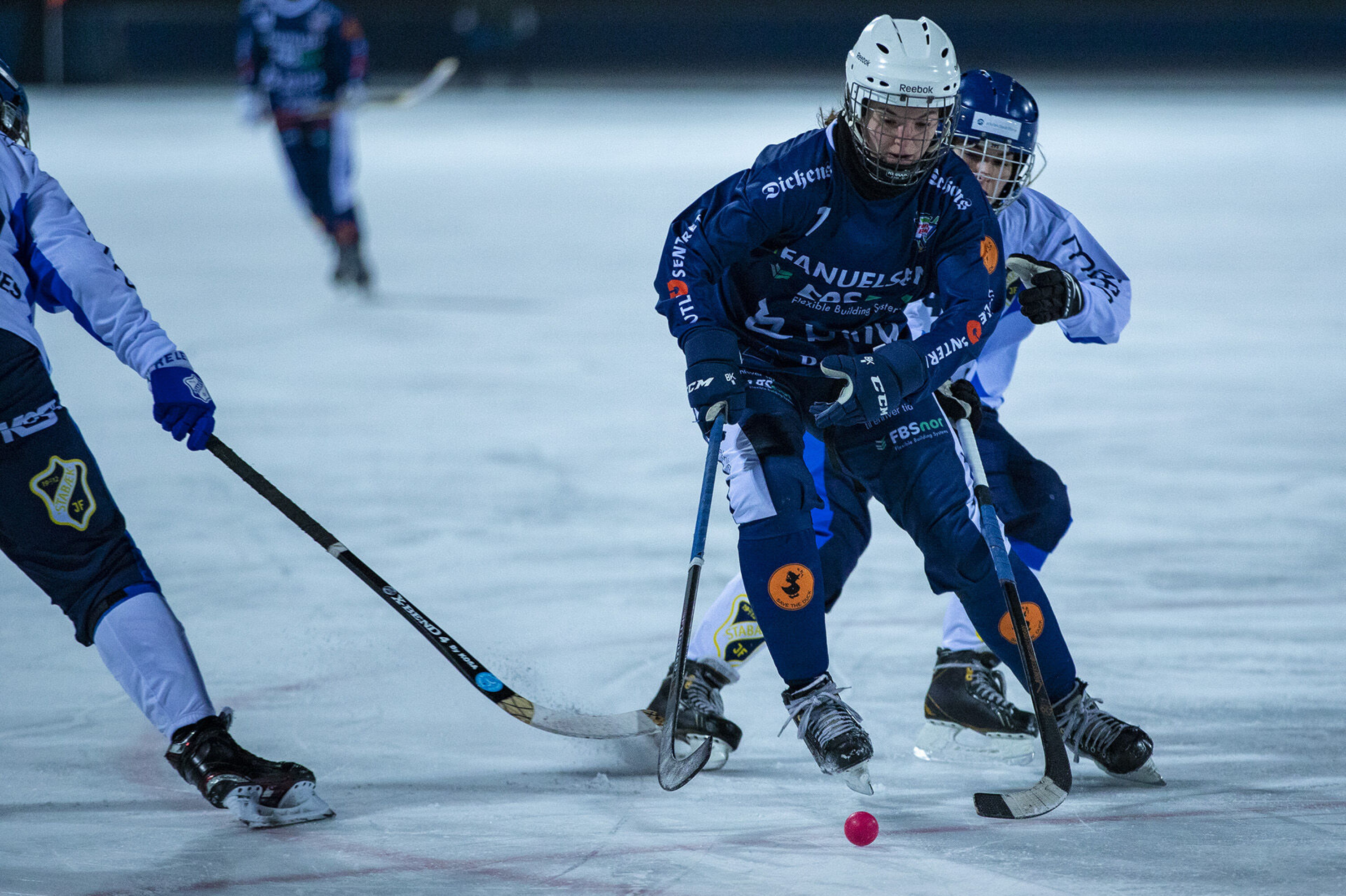 SKAPTE TRØBBEL I STABÆK-FORSVARET: Drammen Bandys landslagsspiller Lene Aamodt (25) brukte svimle bærumsjenter som «rundingsbøyer» og skapte flere store sjanser, men fikk dessverre ikke uttelling i form av mål.