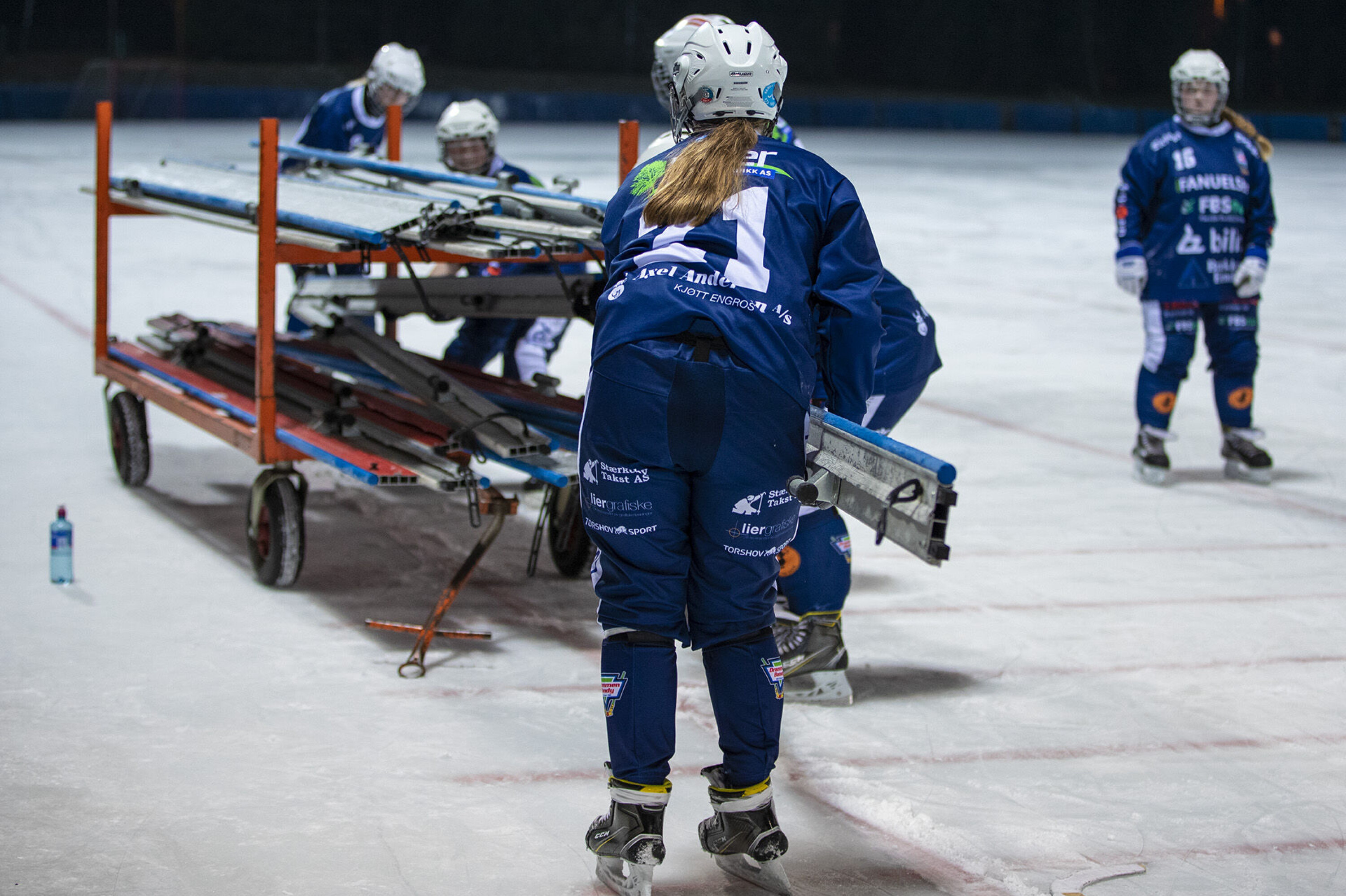 INGEN LUKSUS-TILVÆRELSE: Det er lite primadonnanykker å spore i eliteserien i bandy, her må spillerne selv ta i et tak og bli med på dugnaden etter kamp.