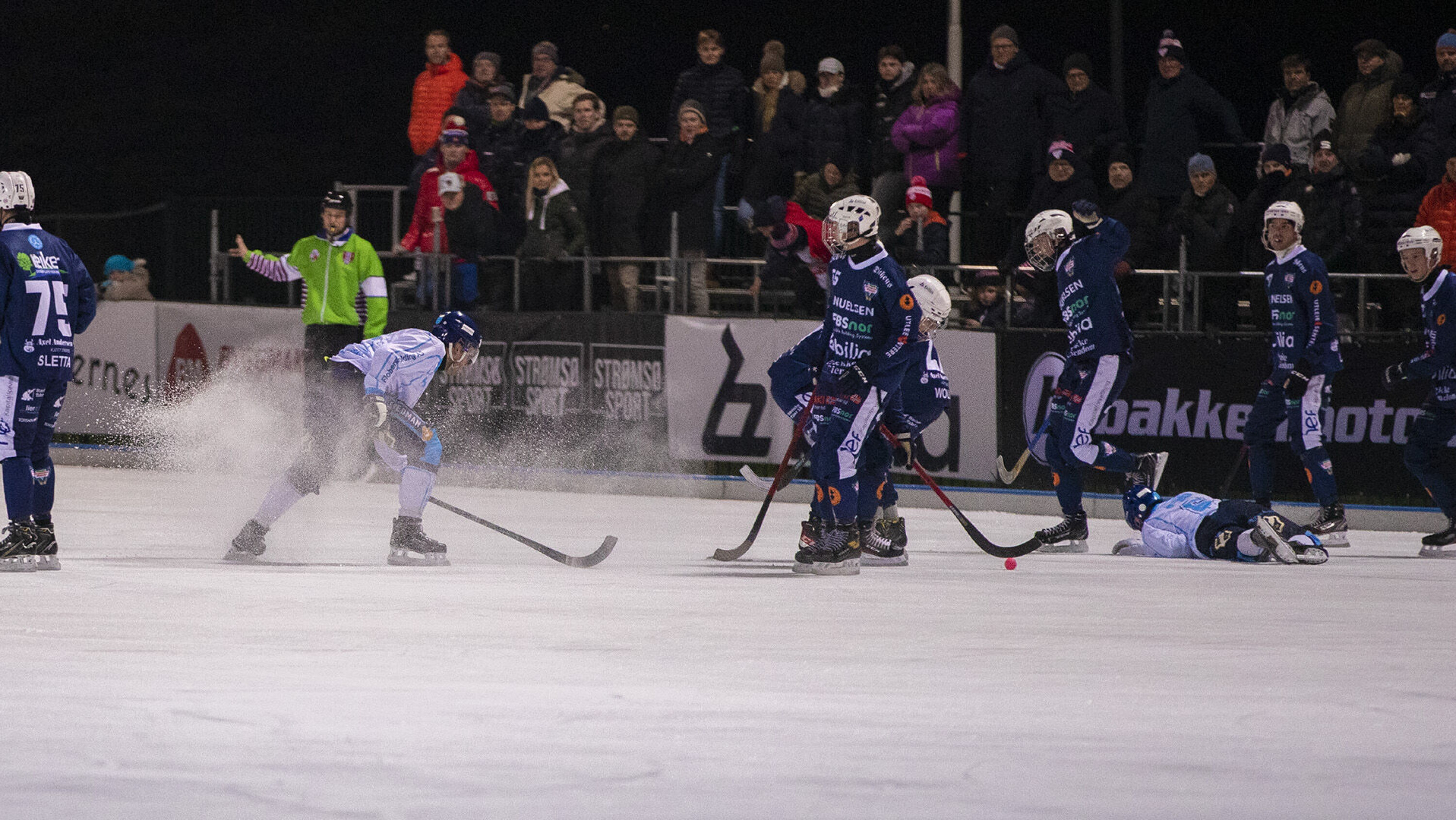 UNDERHOLDENDE KAMP: Publikum kunne glede seg over en spenningsfylt kamp mellom Drammen og Stabæk på Marienlyst.