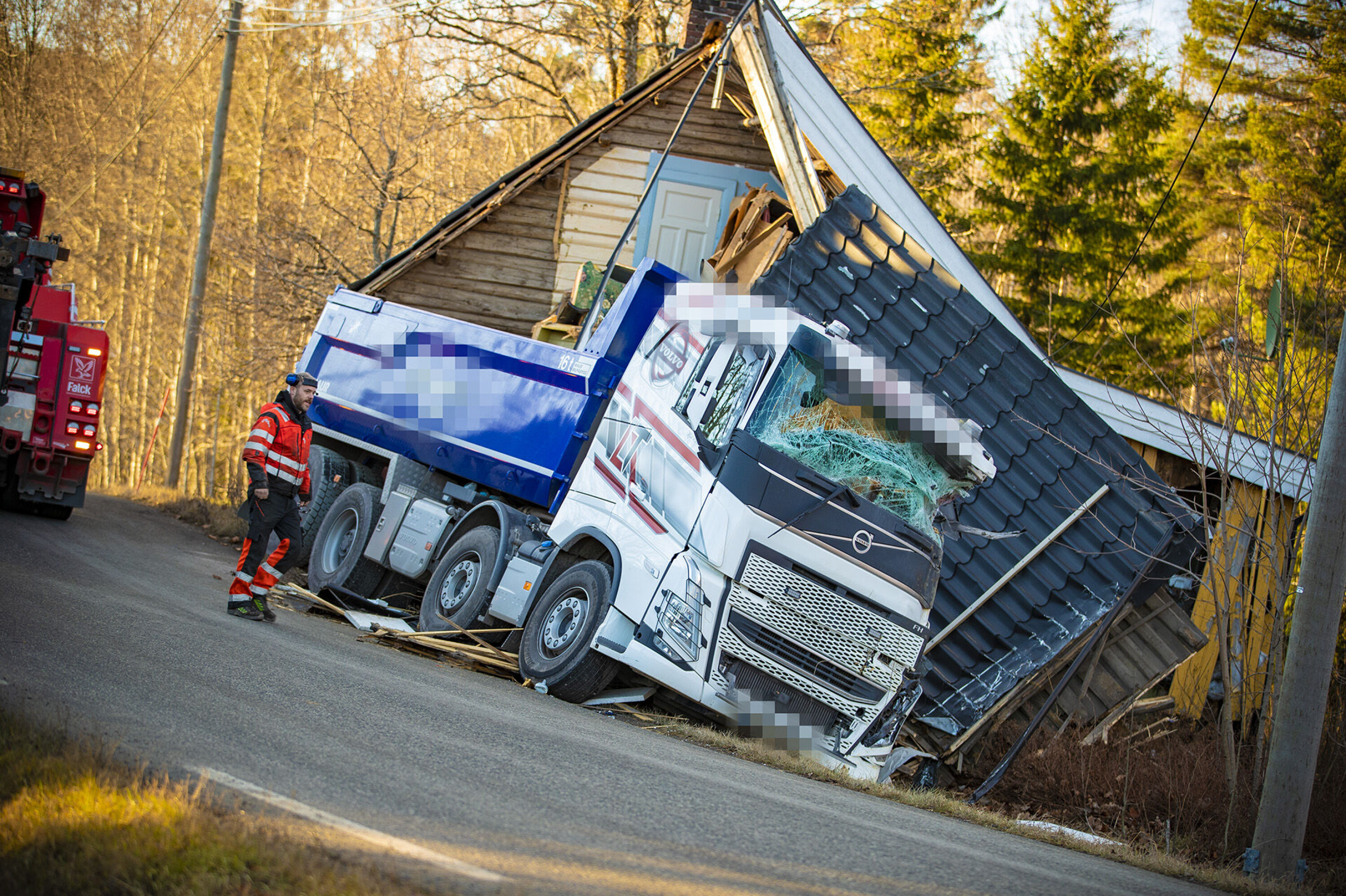 Lastebil smadret hus - må rives
