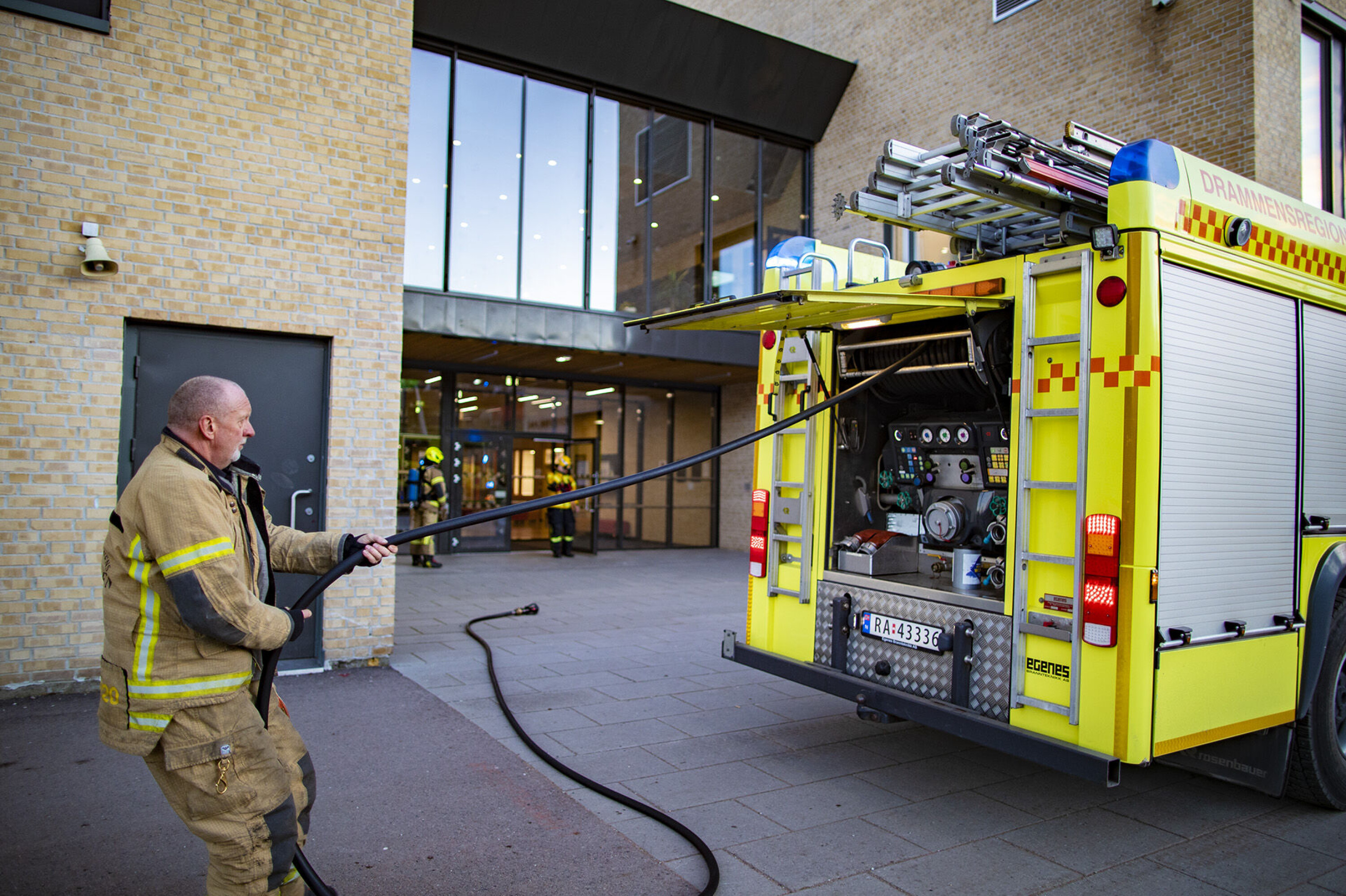 TOK UT SLANGEN: Her går første enhet fra brannvesenet inn i bygningen.
