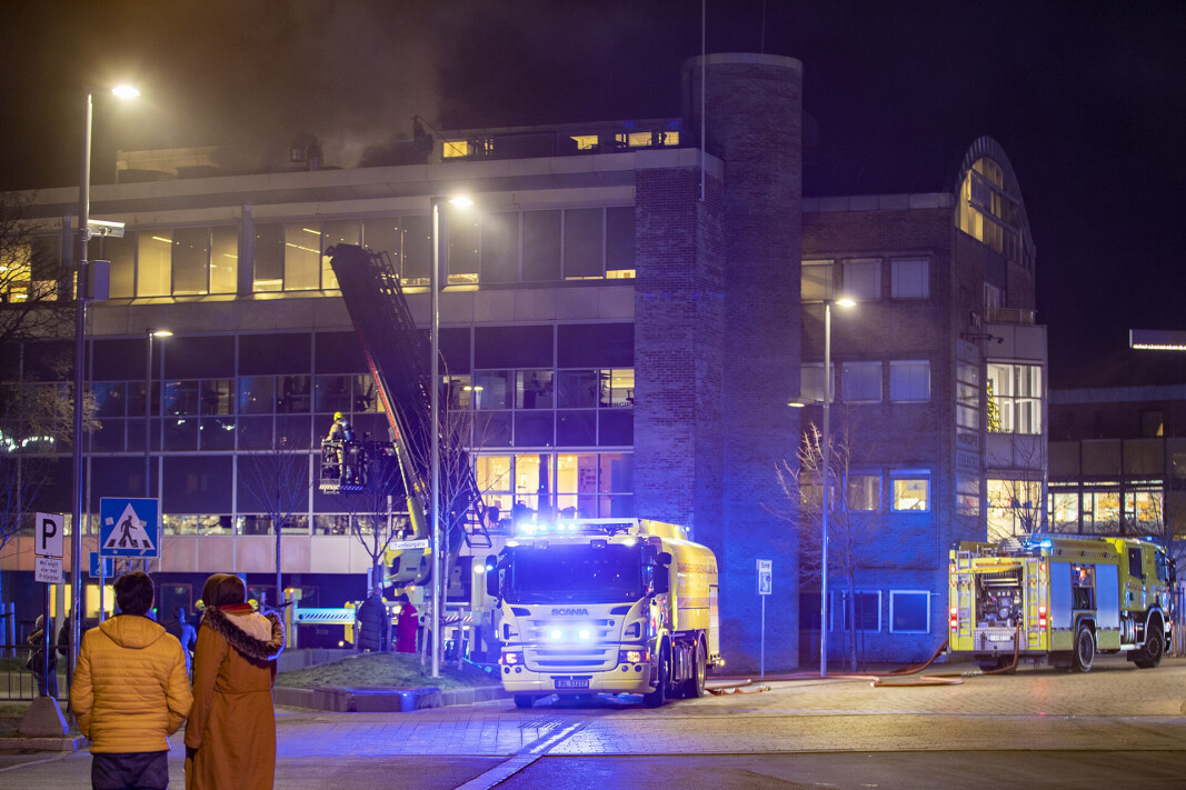 <span class=" italic" data-lab-italic_desktop="italic"><span class=" font-weight-bold" data-lab-font_weight_desktop="font-weight-bold">KRAFTIG RØYKUTVIKLING:</span> Politiet oppfordret beboere i nærheten til å holde dører og vinduer lukket som følge av røyken.</span> <span class=" italic" data-lab-italic_desktop="italic"><span class=" font-weight-bold" data-lab-font_weight_desktop="font-weight-bold">KRAFTIG RØYKUTVIKLING:</span> Politiet oppfordret beboere i nærheten til å holde dører og vinduer lukket som følge av røyken.</span>