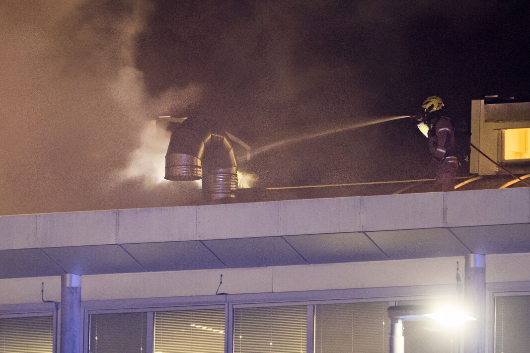 BRANN: Åpne flammer slo opp fra et ventilasjonsaggregat på taket over lokalene til Sonans, og det var en stund kraftig røykutvikling. BRANN: Åpne flammer slo opp fra et ventilasjonsaggregat på taket over lokalene til Sonans, og det var en stund kraftig røykutvikling.