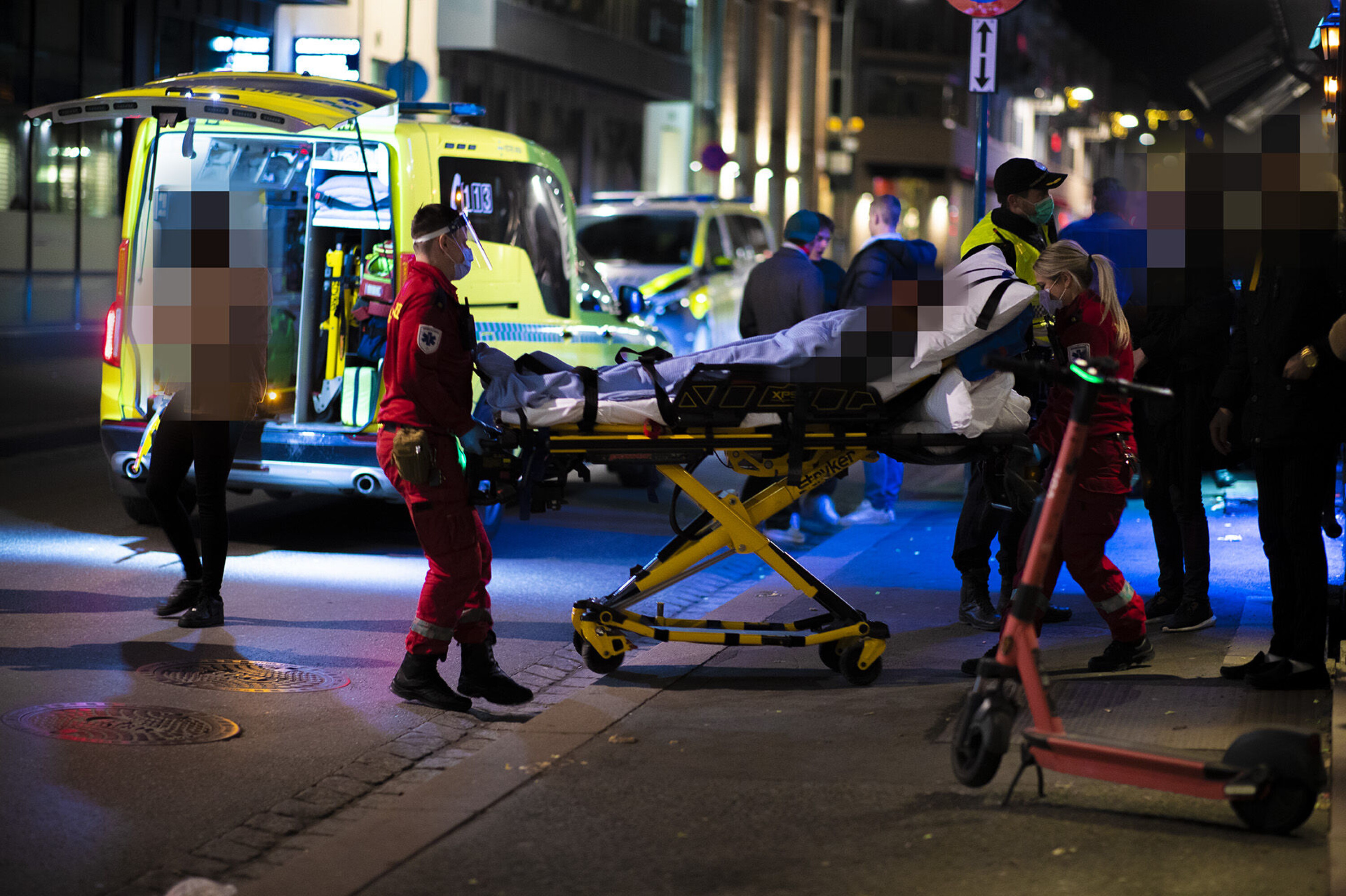 OVERSTADIG BERUSET: En ung kvinne ute av stand til å ta vare på seg selv hentes av ambulanse i Engene.
