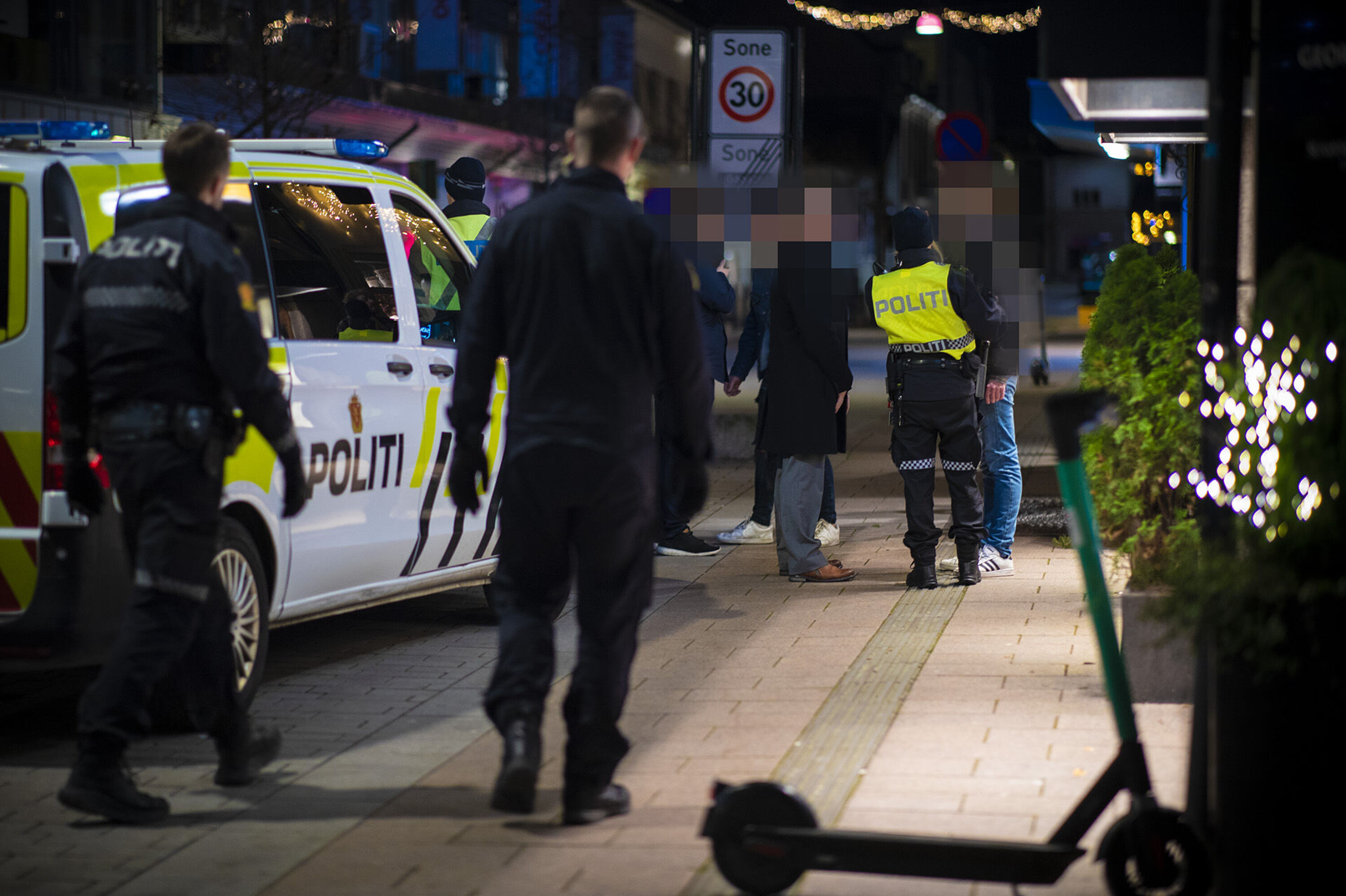 HÅNDGEMENG: Politiet løste opp amper stemning mellom to menn etter stengetid.