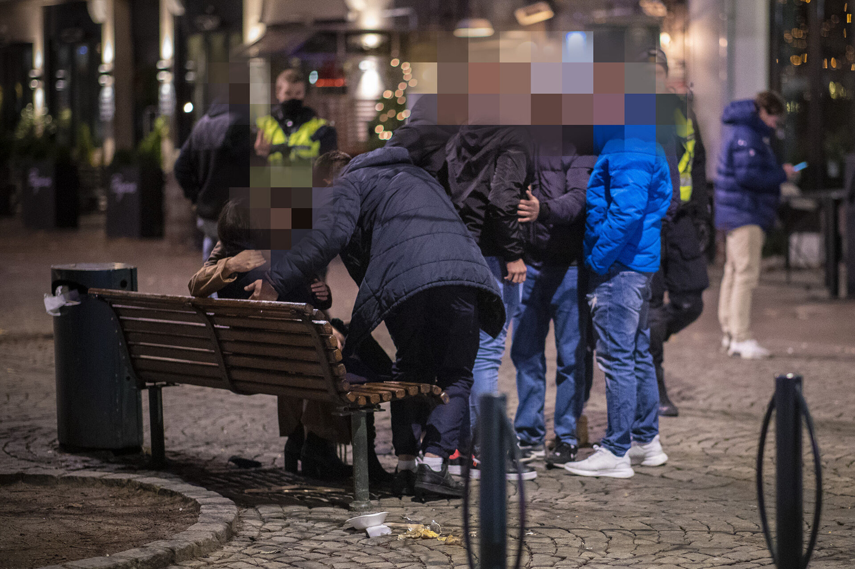 MUNNHUGGERI PÅ TORGET: Flere unge menn barket sammen - politiet sendte partene hvert til sitt før det endte med personskader.