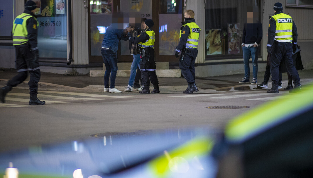 <span class=" italic" data-lab-italic_desktop="italic"><span class=" font-weight-bold" data-lab-font_weight_desktop="font-weight-bold">ALVORSPRAT PÅ VEI HJEM:</span> Nattens andre melding på kort tid fra området Øvre Storgate, hvor en av de impliserte fraksjonene var involvert i bråk for andre gang etter stengetid. </span> <span class=" italic" data-lab-italic_desktop="italic"><span class=" font-weight-bold" data-lab-font_weight_desktop="font-weight-bold">ALVORSPRAT PÅ VEI HJEM:</span> Nattens andre melding på kort tid fra området Øvre Storgate, hvor en av de impliserte fraksjonene var involvert i bråk for andre gang etter stengetid. </span>