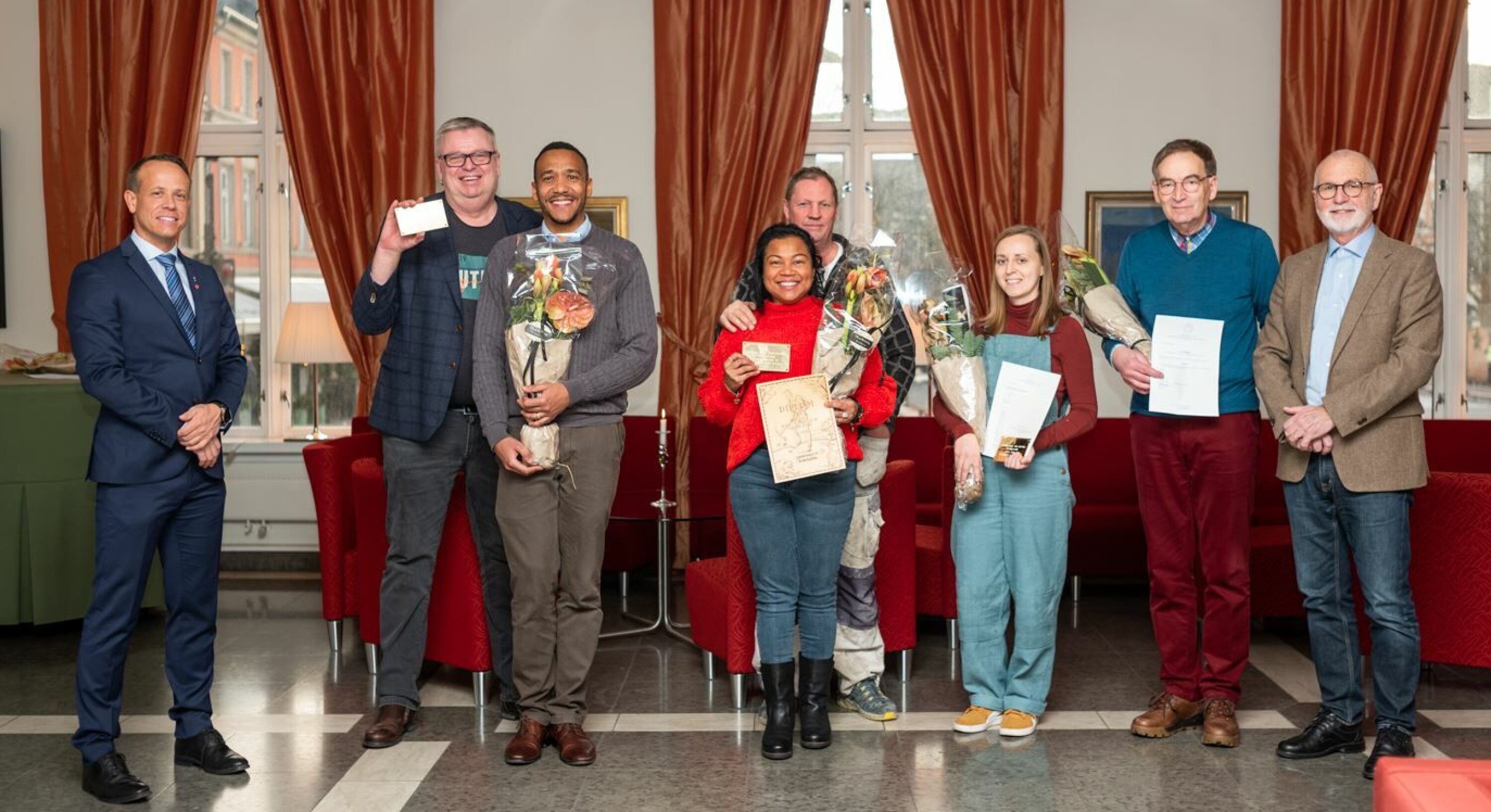 GRØNNE FINGRE: Prisvinnerne mottok messingplakett, diplom og blomst i storstua i Drammen rådhus. Fra venstre Mads Hilden, Kurt Staffan Jonas Borg, Jackson Leal Da Silva, Espen Sandbraaten, Songsri Rodbun Sandbraaten, Karina Aasheim Johansen, Hans Kristian Hansen og Arne Finn Solli.
