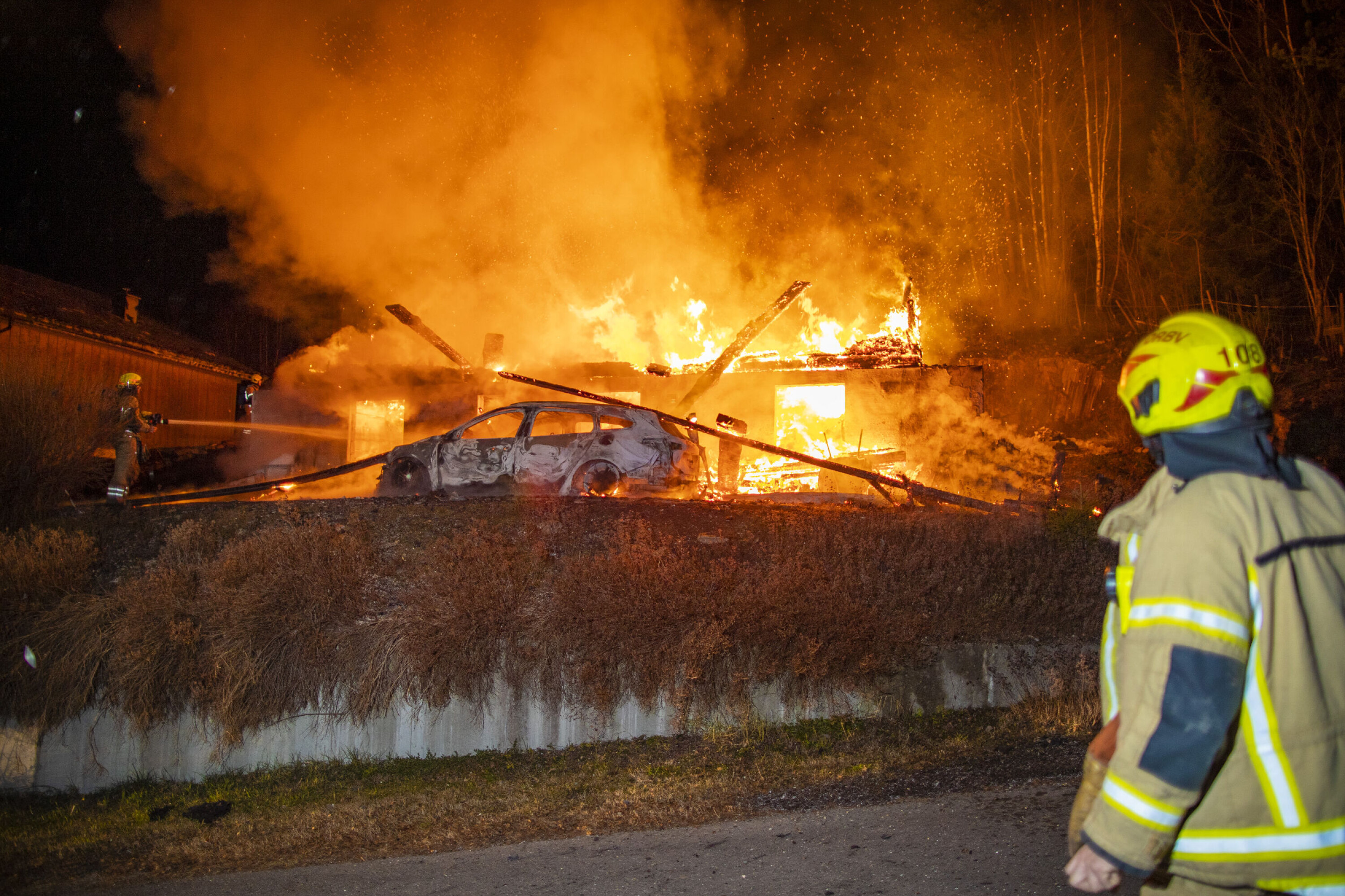 FLAMMEHAV: Boligen ble fullstendig overtent på svært kort tid, og innsatsen ble derfor raskt fokusert på å redde naboboligen til venstre i bildet.