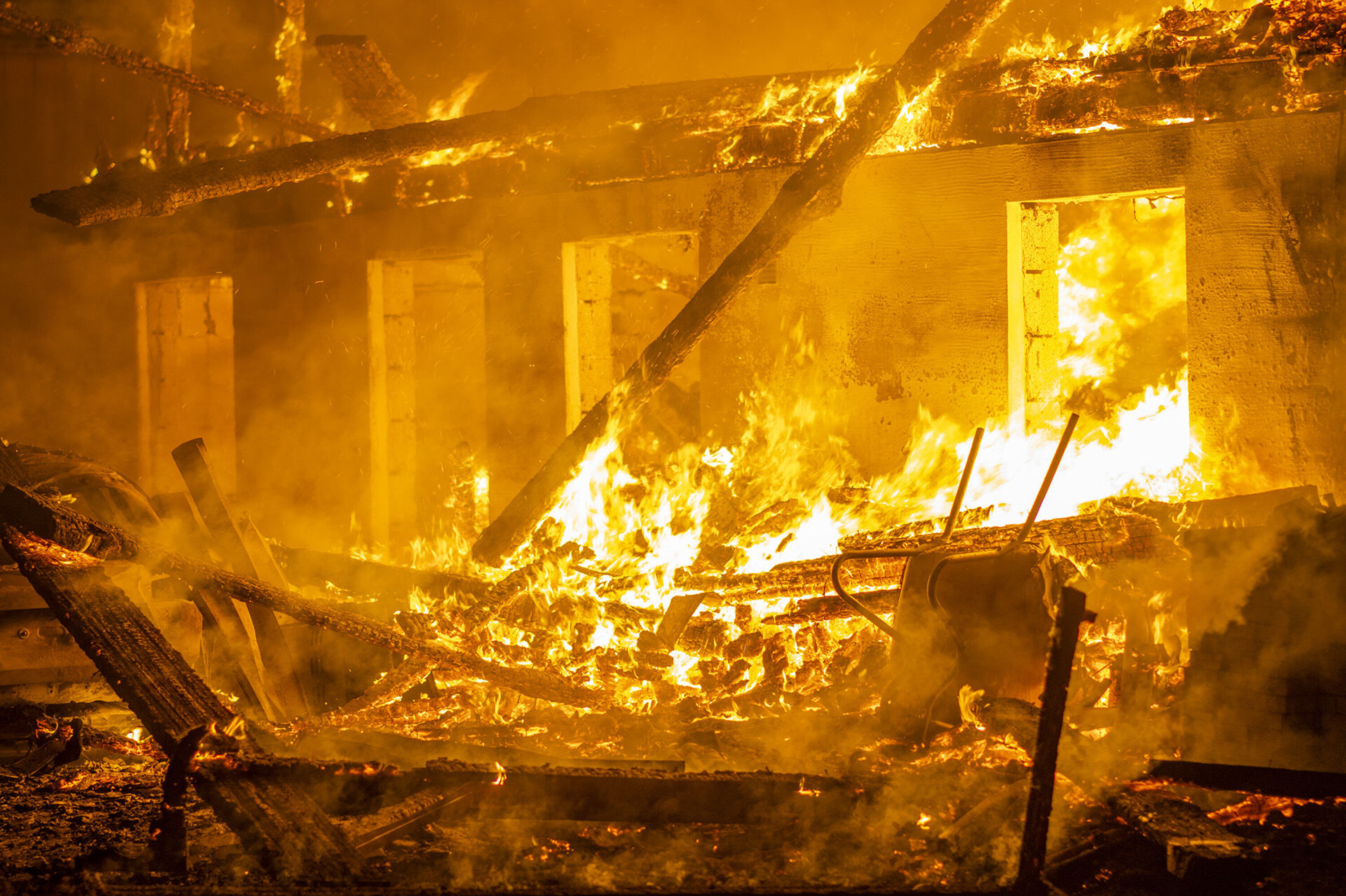 FLAMMEHAV: Bare grunnmuren sto igjen etter at brannen var slukket.