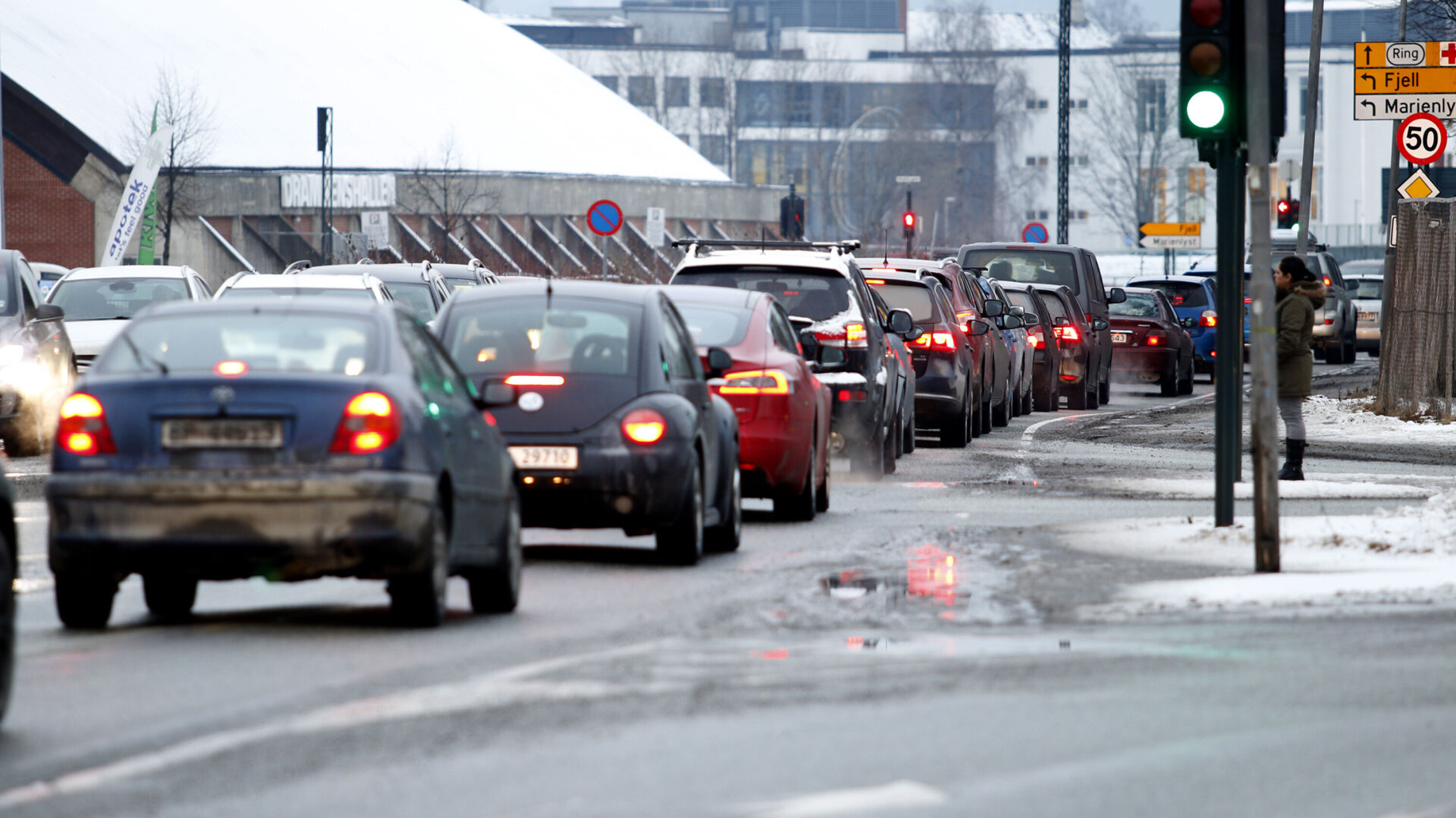 BLIR DYRT: Har du bensin- og dieselbil blir det dyrere fra nyttår. Skal du kjøpe brukt elbil blir det også dyrere. Begge deler får økte avgifter.