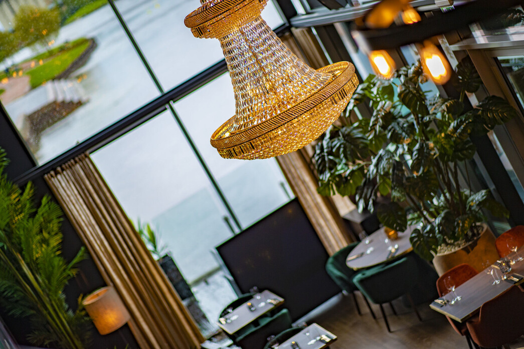 KAWA: Under denne lysekronen ryddes restaurantbordene vekk og lokalet forvandles til dansegulv. KAWA: Under denne lysekronen ryddes restaurantbordene vekk og lokalet forvandles til dansegulv.