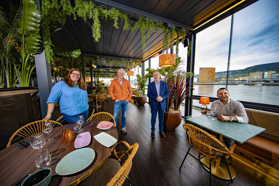 <span class=" italic" data-lab-italic_desktop="italic"><span class=" font-weight-bold" data-lab-font_weight_desktop="font-weight-bold">RESTAURANTÅPNING:</span> Her fra mai, fra venstre daglig leder Hilde Andersen og eier-konstellasjonen Petter Kittelsen, Toralf Bølgen og Harald Berger.</span> <span class=" italic" data-lab-italic_desktop="italic"><span class=" font-weight-bold" data-lab-font_weight_desktop="font-weight-bold">RESTAURANTÅPNING:</span> Her fra mai, fra venstre daglig leder Hilde Andersen og eier-konstellasjonen Petter Kittelsen, Toralf Bølgen og Harald Berger.</span>