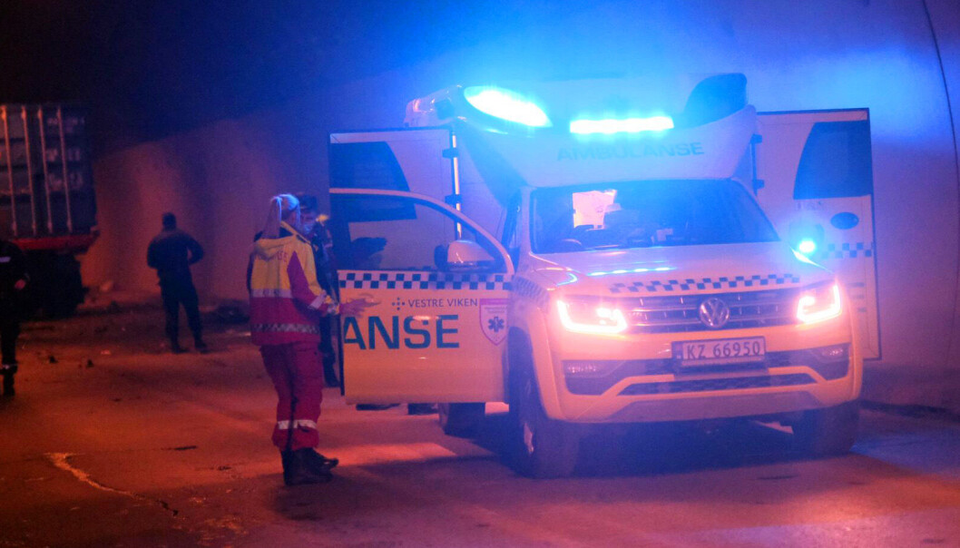 MØTEULYKKE: En personbil skal ha truffet en lastebil. Tunnelen vil ifølge politiet bli stengt i lang tid som følge av undersøkelser. MØTEULYKKE: En personbil skal ha truffet en lastebil. Tunnelen vil ifølge politiet bli stengt i lang tid som følge av undersøkelser.