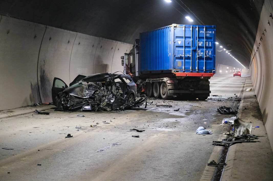 VOLDSOM KRASJ: Her fra møteulykken mellom personbilen og lastebilen i Strømsåstunnelen torsdag kveld.