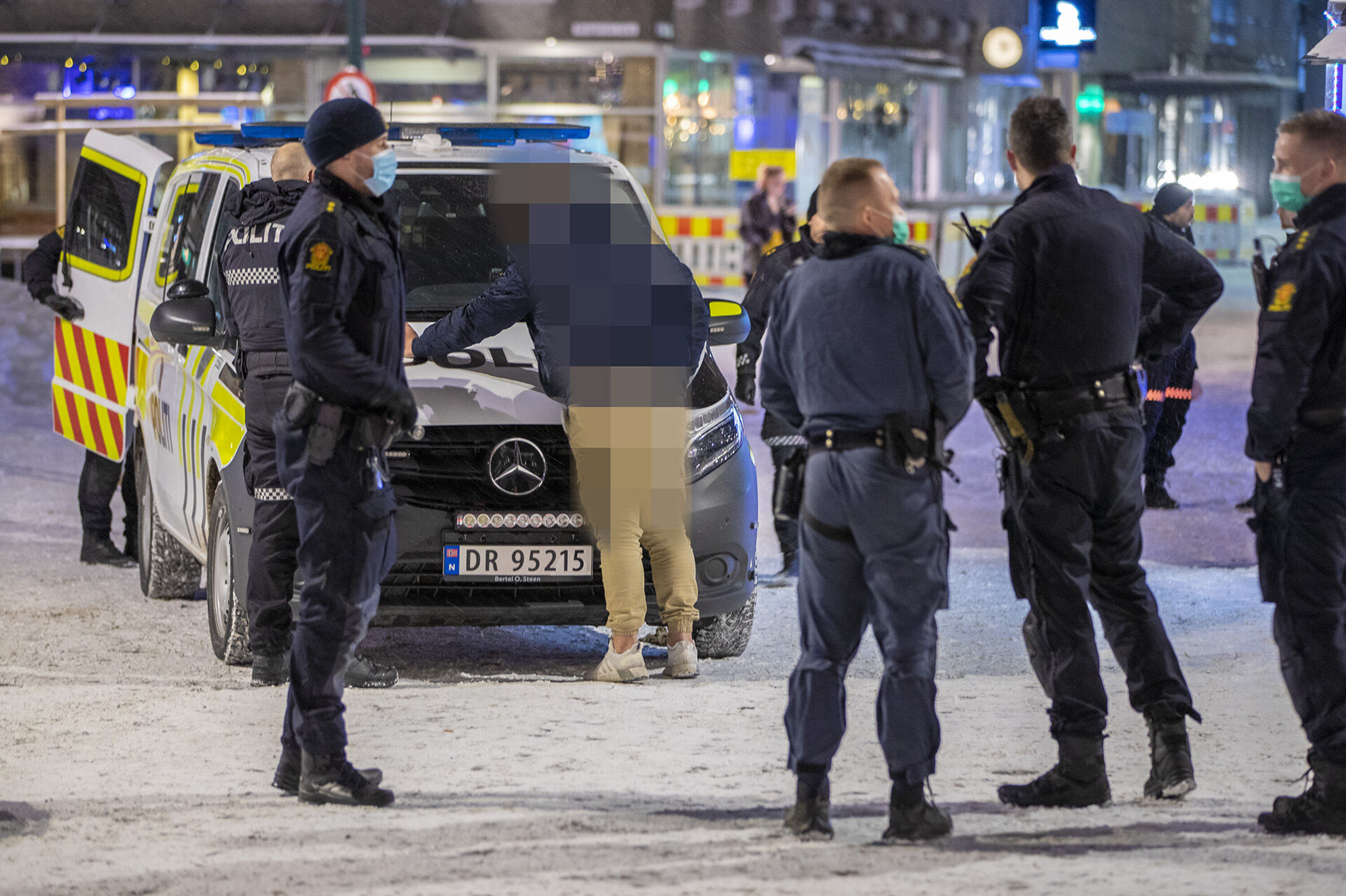 EN BAKI OG EN PÅ PANSERET: En rekke politipatruljer rykket ut til melding om dårlig oppførsel fra flere personer på Bragernes Torg ved stengetid.