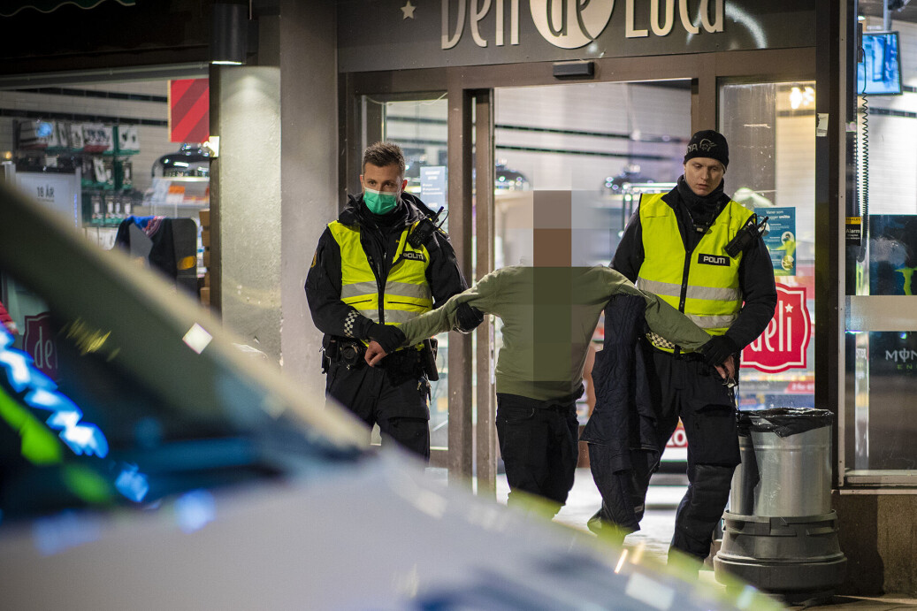 BRÅKMAKER I BASKETAK: En aggressiv, utenbys mann endte opp med en bortvisning fra Drammen, som han ifølge eget utsagn hadde like lite til overs for, som han hadde for politiet som jobbet her. BRÅKMAKER I BASKETAK: En aggressiv, utenbys mann endte opp med en bortvisning fra Drammen, som han ifølge eget utsagn hadde like lite til overs for, som han hadde for politiet som jobbet her.