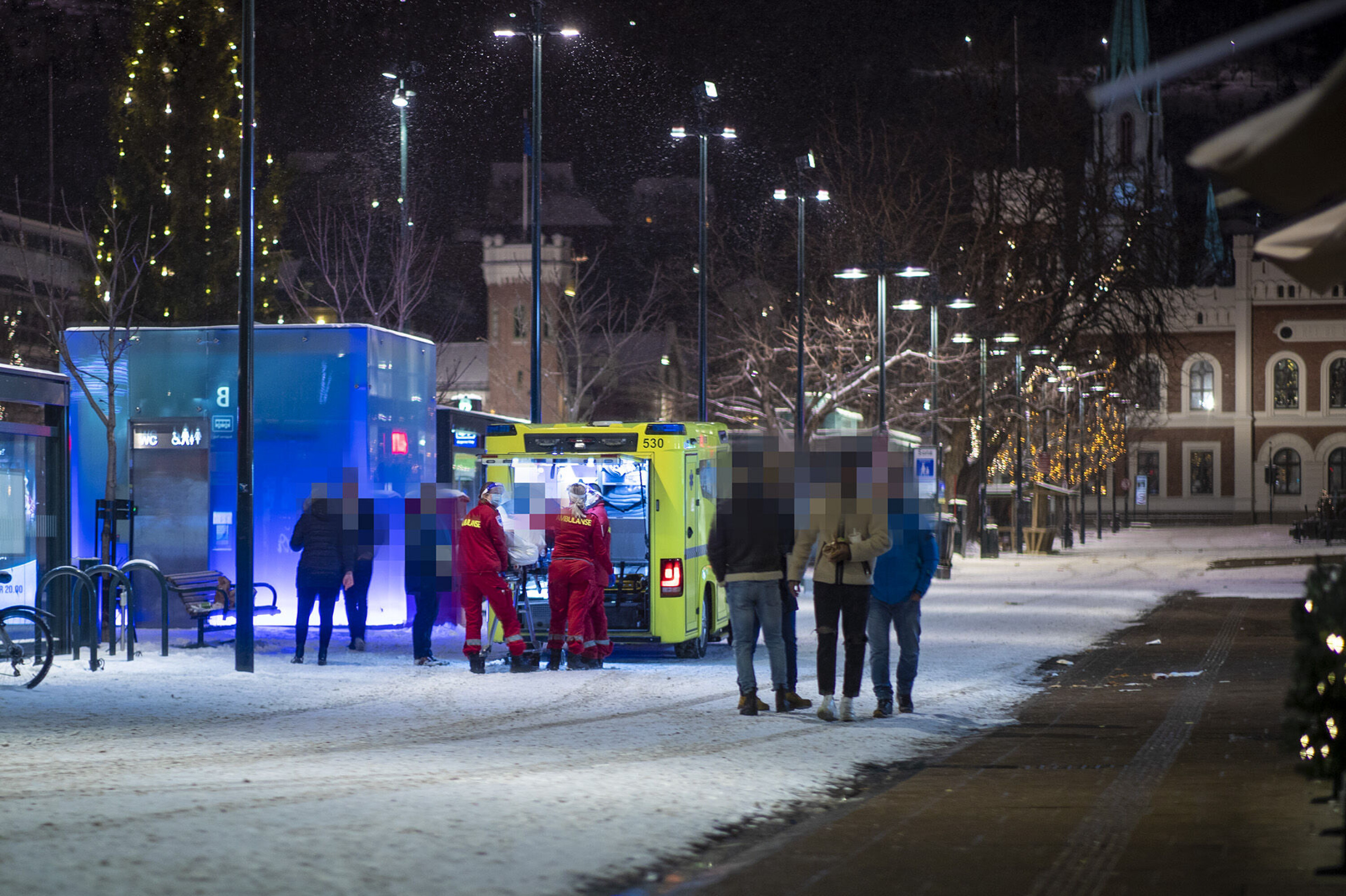 MÅTTE HA HELSEHJELP: Ikke alle fikk en like hyggelig avslutning på julebord-kvelden.