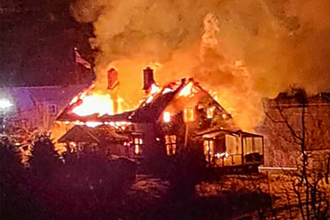BRANNINFERNO: Brannmannskapene ble møtt av et flammehav - mandag morgen er det kun ruiner igjen av boligen.