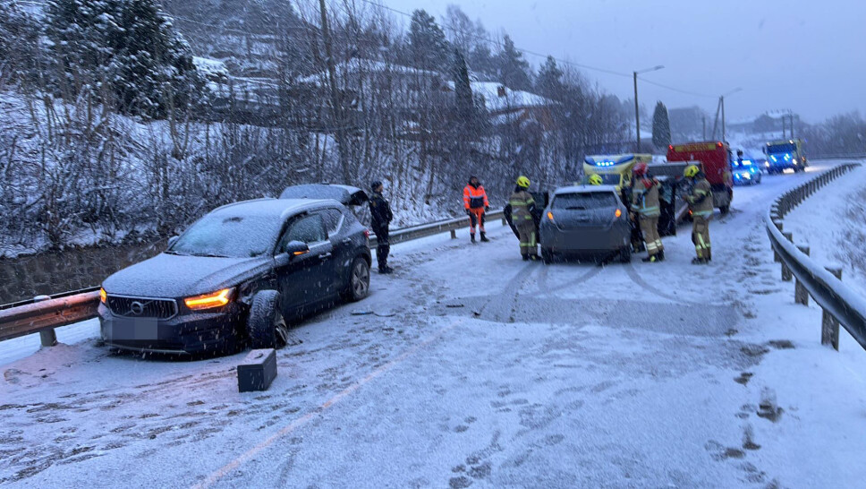Frontkollisjon sperret veien
