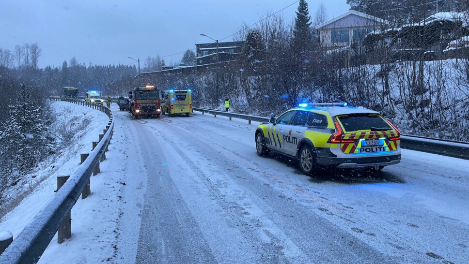 Frontkollisjon sperret veien