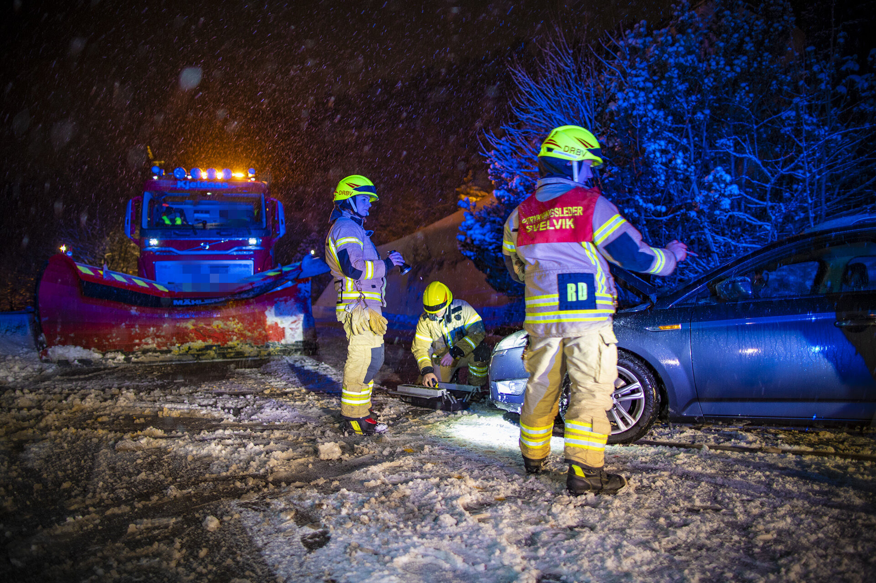 Flere ulykker i snøværet: Knust i møte med brøytebil