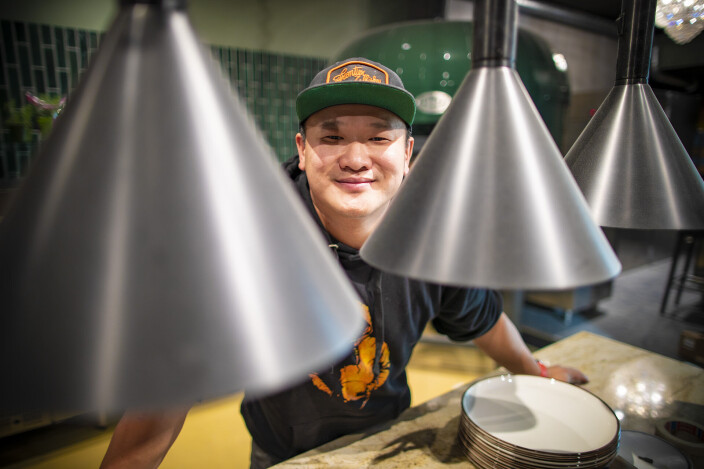 <span class=" italic" data-lab-italic_desktop="italic"><span class=" font-weight-bold" data-lab-font_weight_desktop="font-weight-bold">GLEDEN BLE KORTVARIG:</span> Bennet Yiu smilte bredt da han åpnet ny restaurant i månedsskiftet oktober/november, etter å ha holdt pandemi-stengt i et helt år. Litt over en måned senere må dørene stenges igjen.</span> <span class=" italic" data-lab-italic_desktop="italic"><span class=" font-weight-bold" data-lab-font_weight_desktop="font-weight-bold">GLEDEN BLE KORTVARIG:</span> Bennet Yiu smilte bredt da han åpnet ny restaurant i månedsskiftet oktober/november, etter å ha holdt pandemi-stengt i et helt år. Litt over en måned senere må dørene stenges igjen.</span>