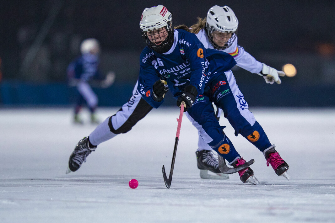 TO STEG FORAN: Drammens landslagsspiller Andrine Høydahl (16) tok innersvingen på Solberg og SSK-kaptein Johanne Eystø.