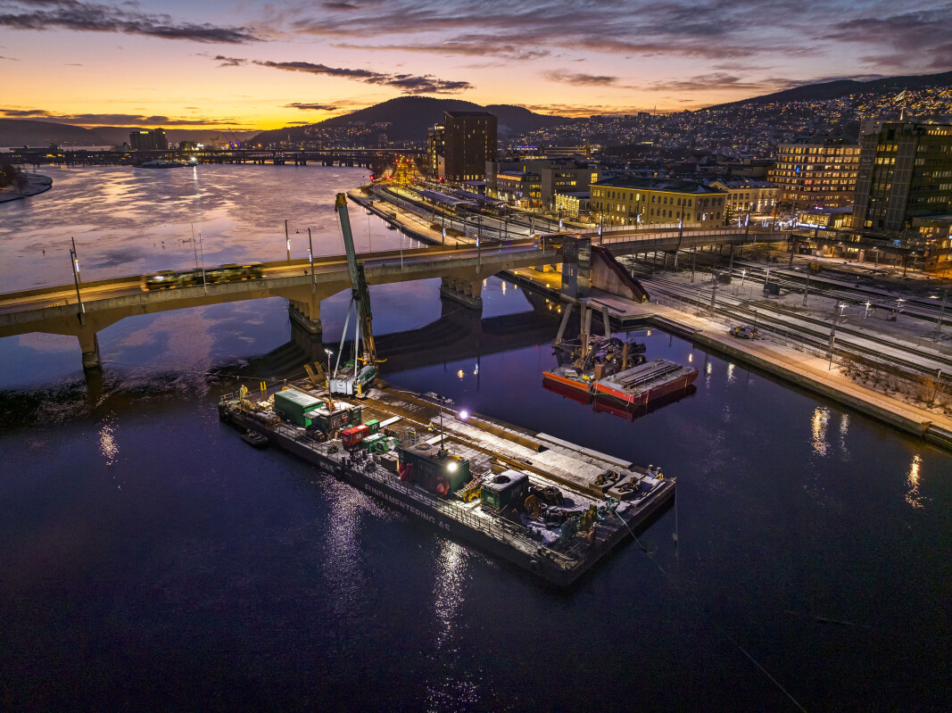 Dagen gryr over Drammen og Prosjekt Ny Bybru. Fram til nå har ringvirkningene av gigantprosjektet med ny Vestfoldbane vært synlige og merkbare i begrensede og litt perifere byområder. Nå står bykjernen for tur til forvandling Dagen gryr over Drammen og Prosjekt Ny Bybru. Fram til nå har ringvirkningene av gigantprosjektet med ny Vestfoldbane vært synlige og merkbare i begrensede og litt perifere byområder. Nå står bykjernen for tur til forvandling