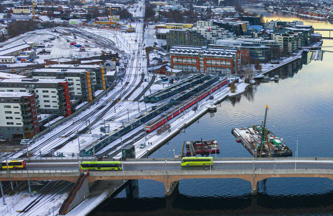 <span class=" italic" data-lab-italic_desktop="italic">Togparkering på Skamarken foran Statens Hus skal ved påsketider neste år flyttes til midlertidig togparkering i Nybyen (øverst til ventre) der sporviften ellerede er delvis på plass.</span> <span class=" italic" data-lab-italic_desktop="italic">Togparkering på Skamarken foran Statens Hus skal ved påsketider neste år flyttes til midlertidig togparkering i Nybyen (øverst til ventre) der sporviften ellerede er delvis på plass.</span>