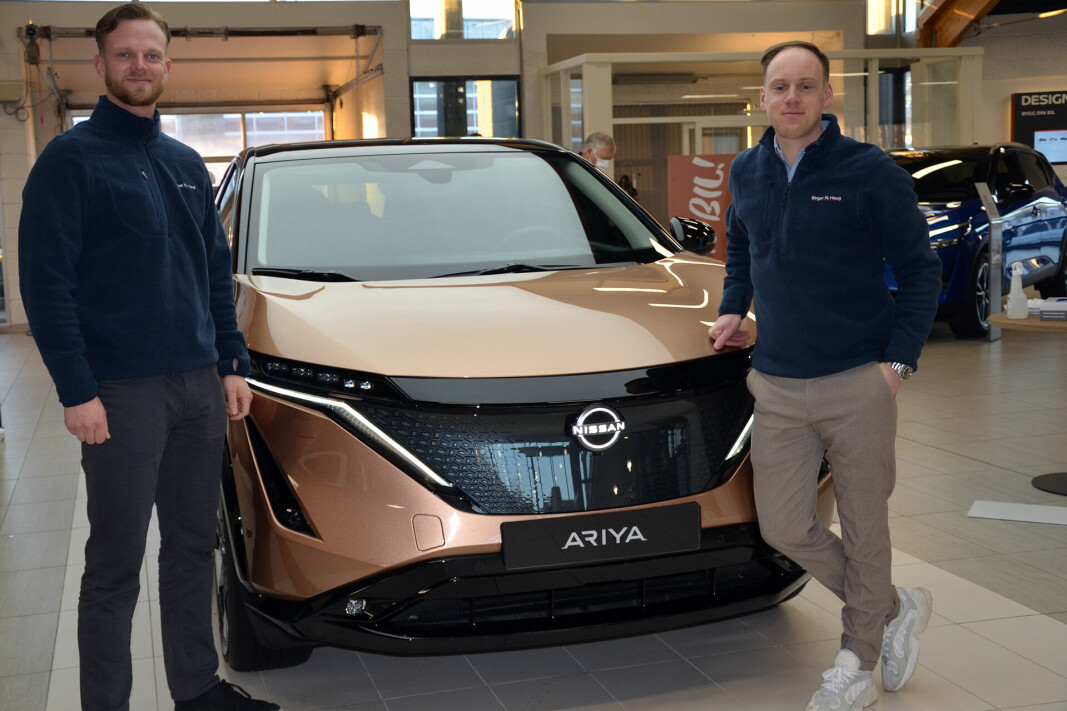 FÅR DET TRAVELT: Jonas Bergheim (til venstre) og Martin Rugeldal regner med å selge minst 150 eksemplarer av denne bilen i 2022.