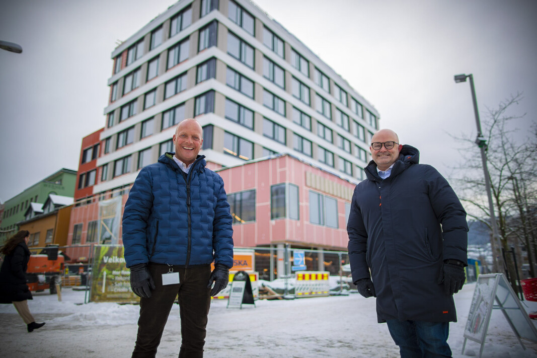 - FREMTIDENS ARBEIDSPLASS: Fra venstre salg- og markedssjef Kolbjørn Stuvebakken og daglig leder Hakon Lærum i Kontorhuset åpner dørene for opp til 150 personer i 2. og 3. etasje allerede 1. mai, i det som blir et topp moderne næringsbygg med unike fasiliteter. - FREMTIDENS ARBEIDSPLASS: Fra venstre salg- og markedssjef Kolbjørn Stuvebakken og daglig leder Hakon Lærum i Kontorhuset åpner dørene for opp til 150 personer i 2. og 3. etasje allerede 1. mai, i det som blir et topp moderne næringsbygg med unike fasiliteter.
