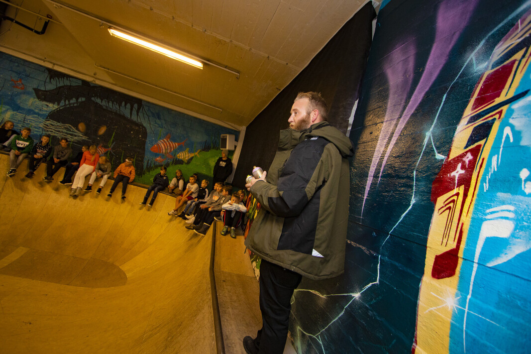 <span class=" italic" data-lab-italic_desktop="italic"><span class=" font-weight-bold" data-lab-font_weight_desktop="font-weight-bold">GRAFFITI PÅ TIMEPLANEN: </span>Her med skoleklasser på besøk i Nøstedhallen.</span> <span class=" italic" data-lab-italic_desktop="italic"><span class=" font-weight-bold" data-lab-font_weight_desktop="font-weight-bold">GRAFFITI PÅ TIMEPLANEN: </span>Her med skoleklasser på besøk i Nøstedhallen.</span>