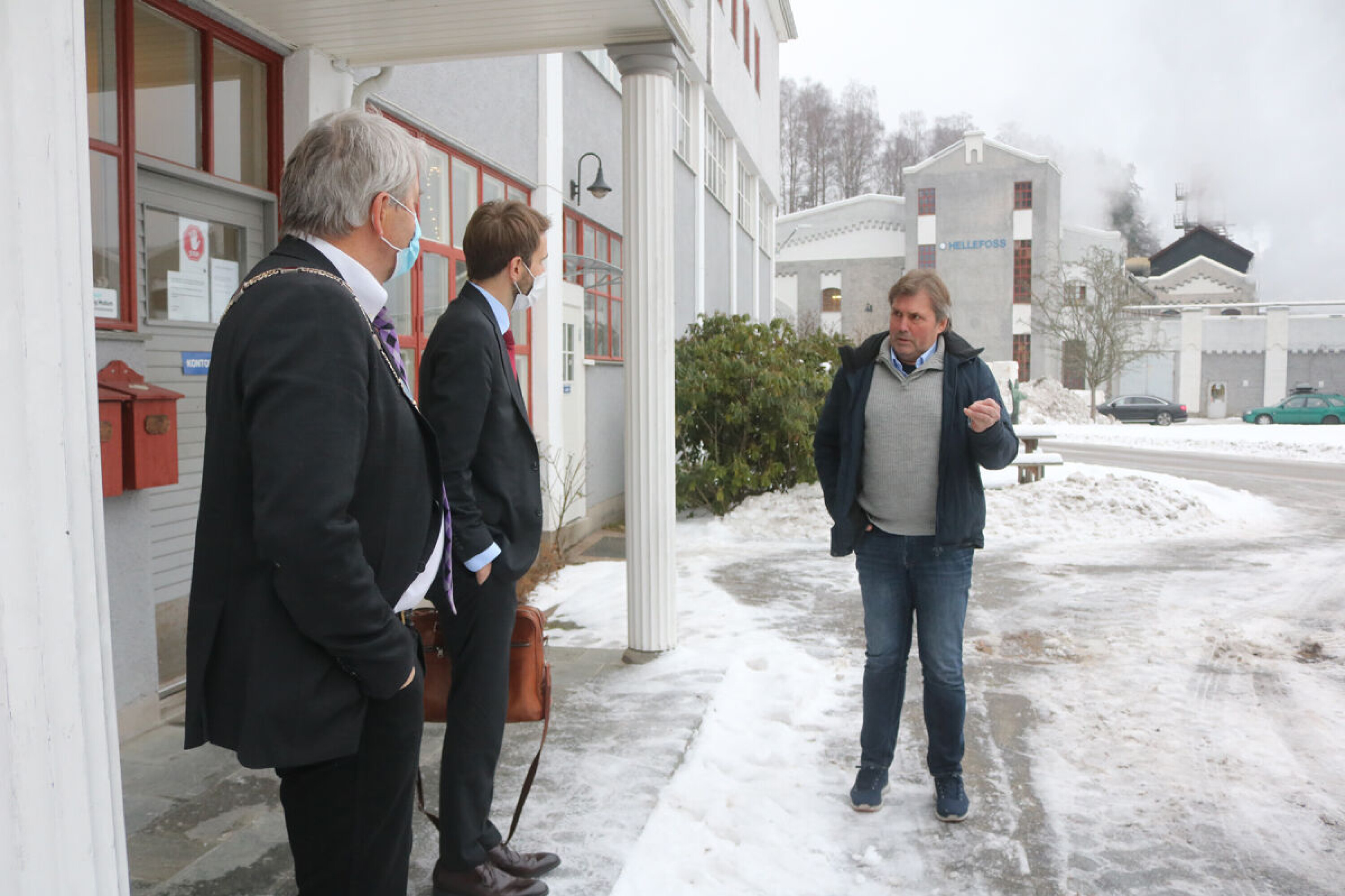 Eier og daglig leder, Roar Paulsrud (t.h.) orienterer om Hellefoss Paper til ordfører Knut Kvale og næringsminister Jan Christian Vestre.