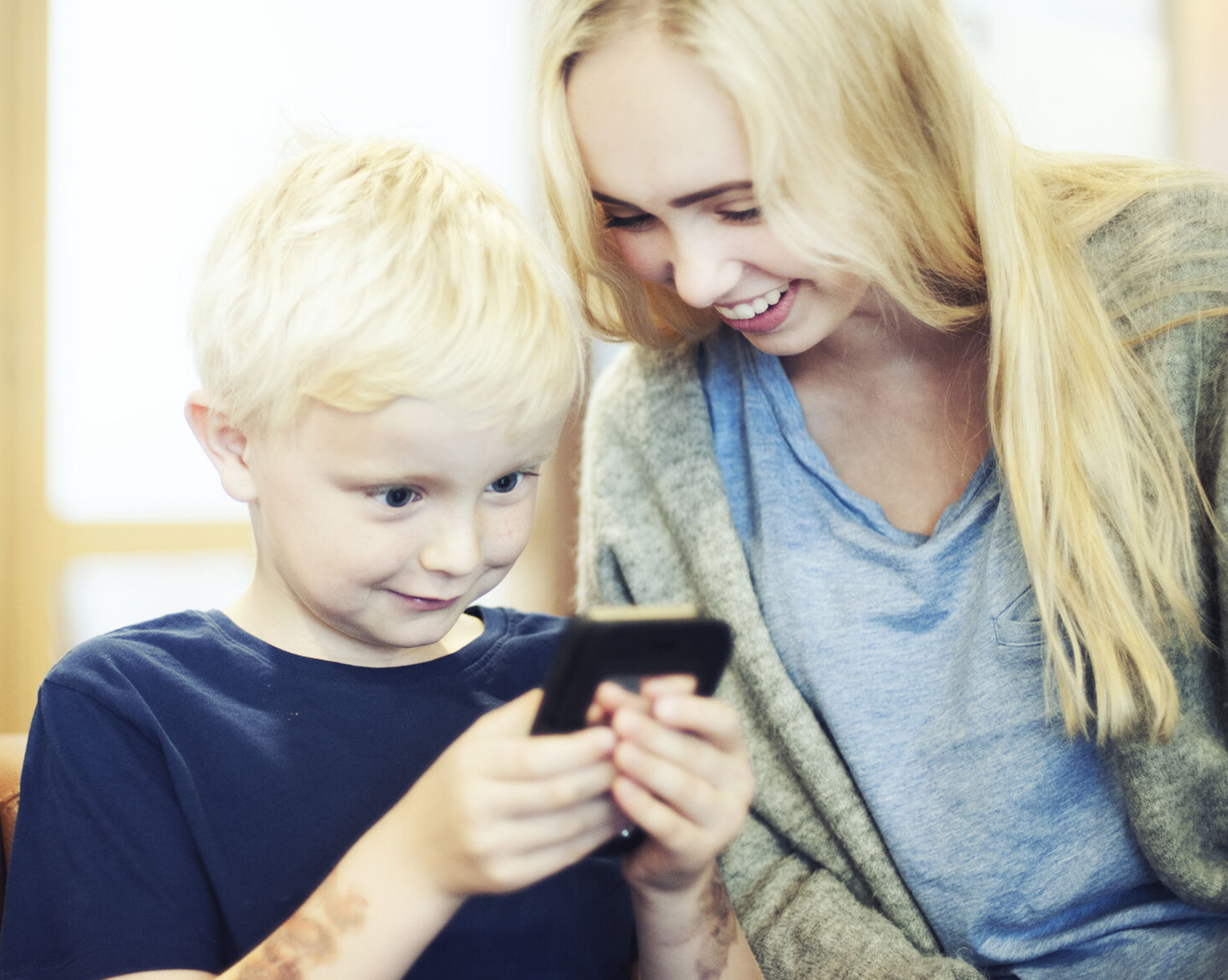 Tre ting å tenke gjennom hvis barnet ditt fikk telefon til jul