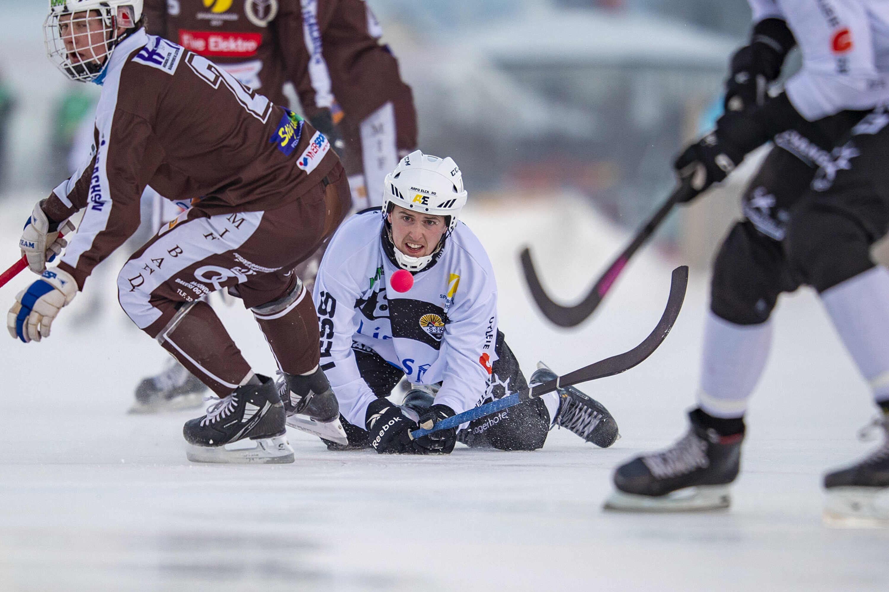 MIF-SEIER: SSK-spillerne fortvilte over sjansesløsing i et jevnspilt lokalderby, hvor Mjøndalen til slutt vant 2-1.